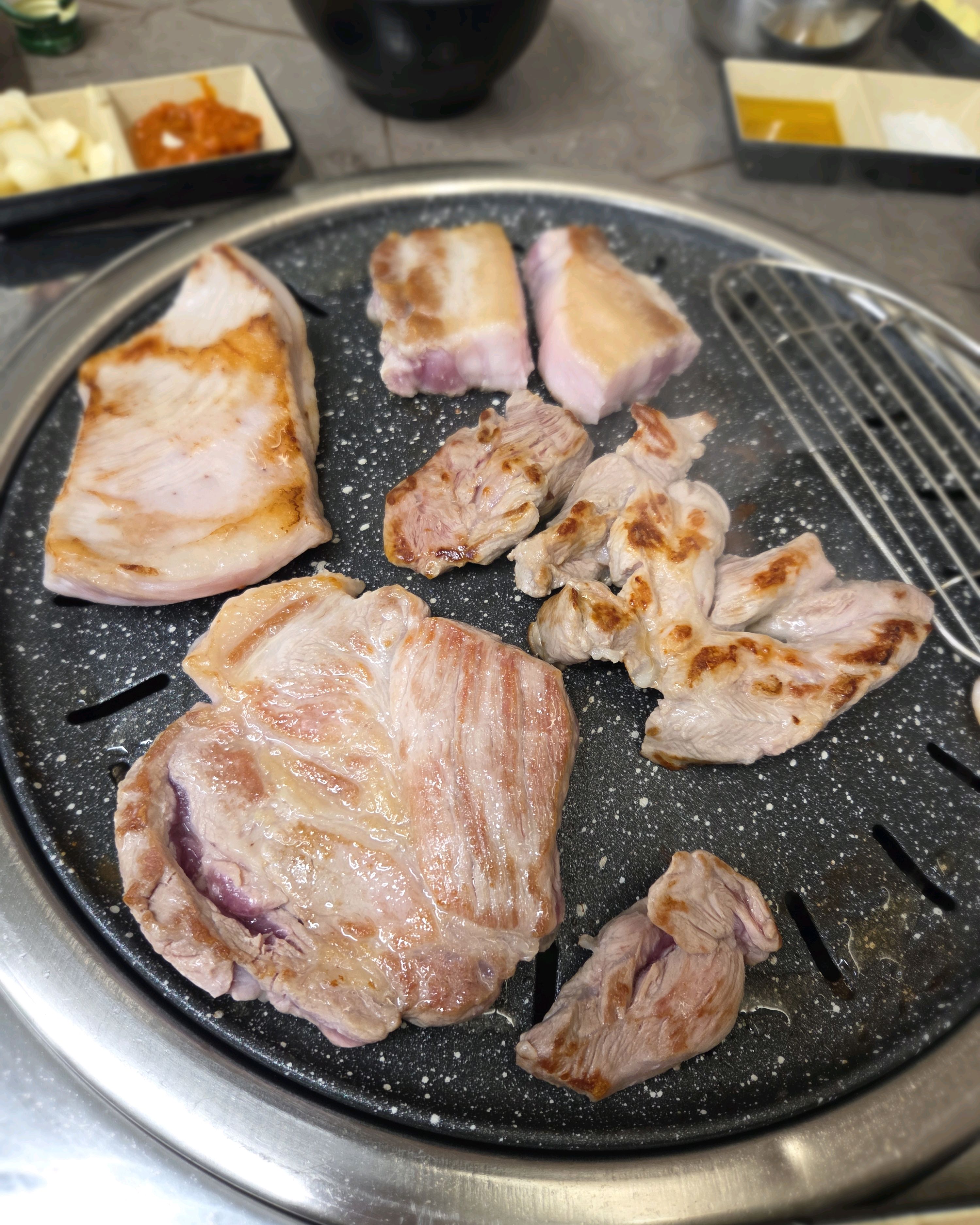 잘 익은 돼지고기와 김치, 쌈장, 마늘