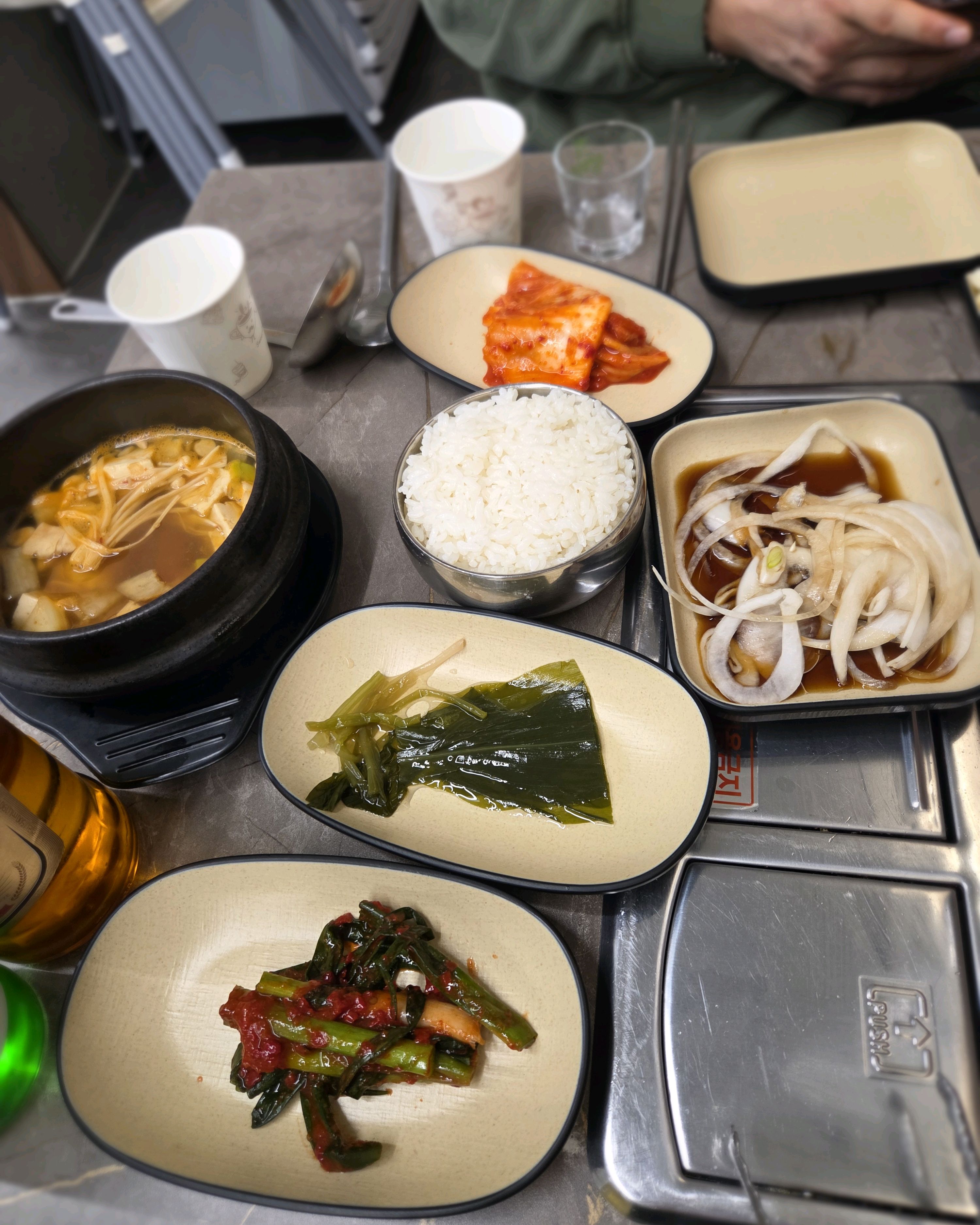 불판 위에서 익어가고 있는 돼지고기와 버섯