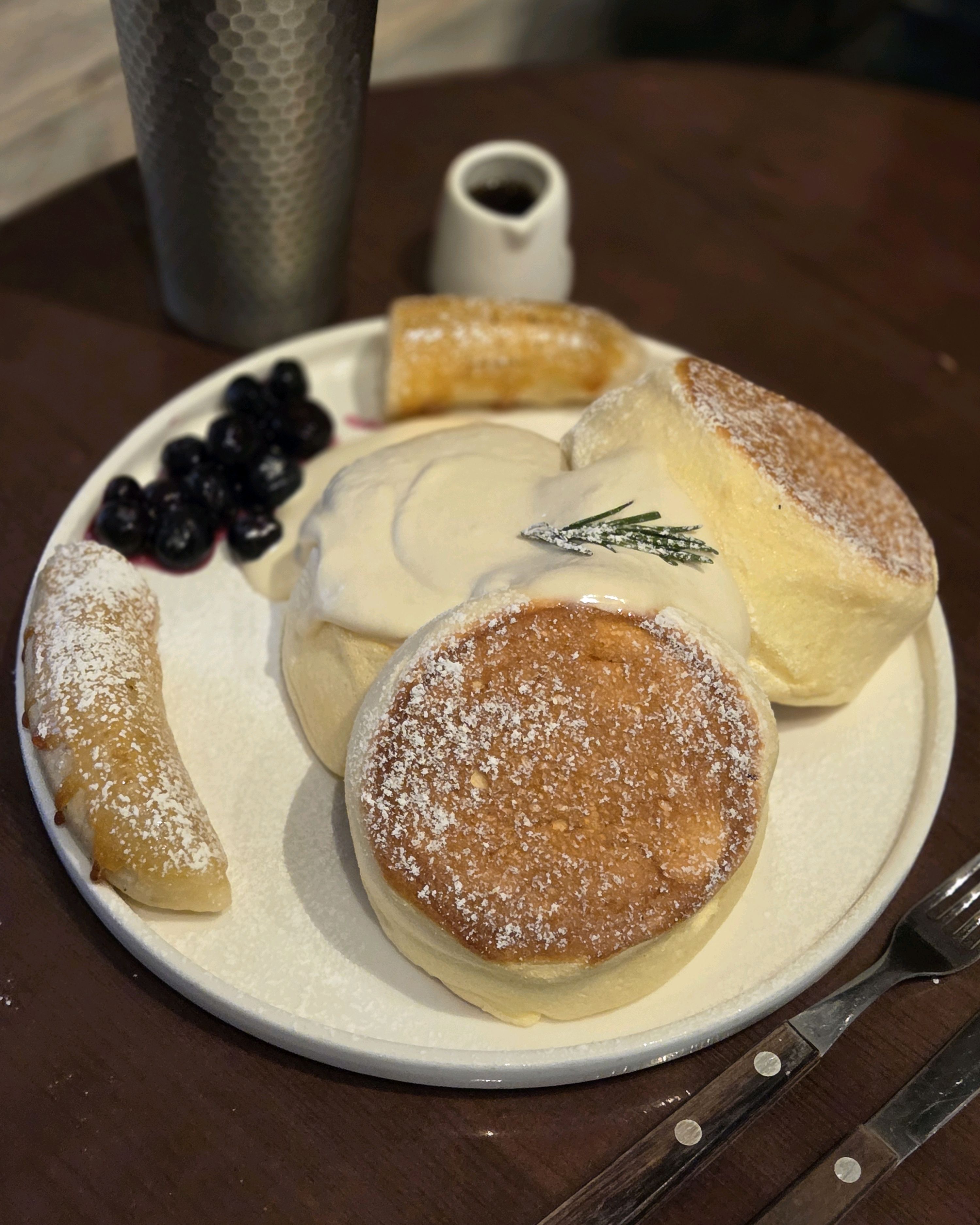 딸기 라떼와 허니 크림 수플레. 핑크빛 딸기 라떼가 시선을 끈다.