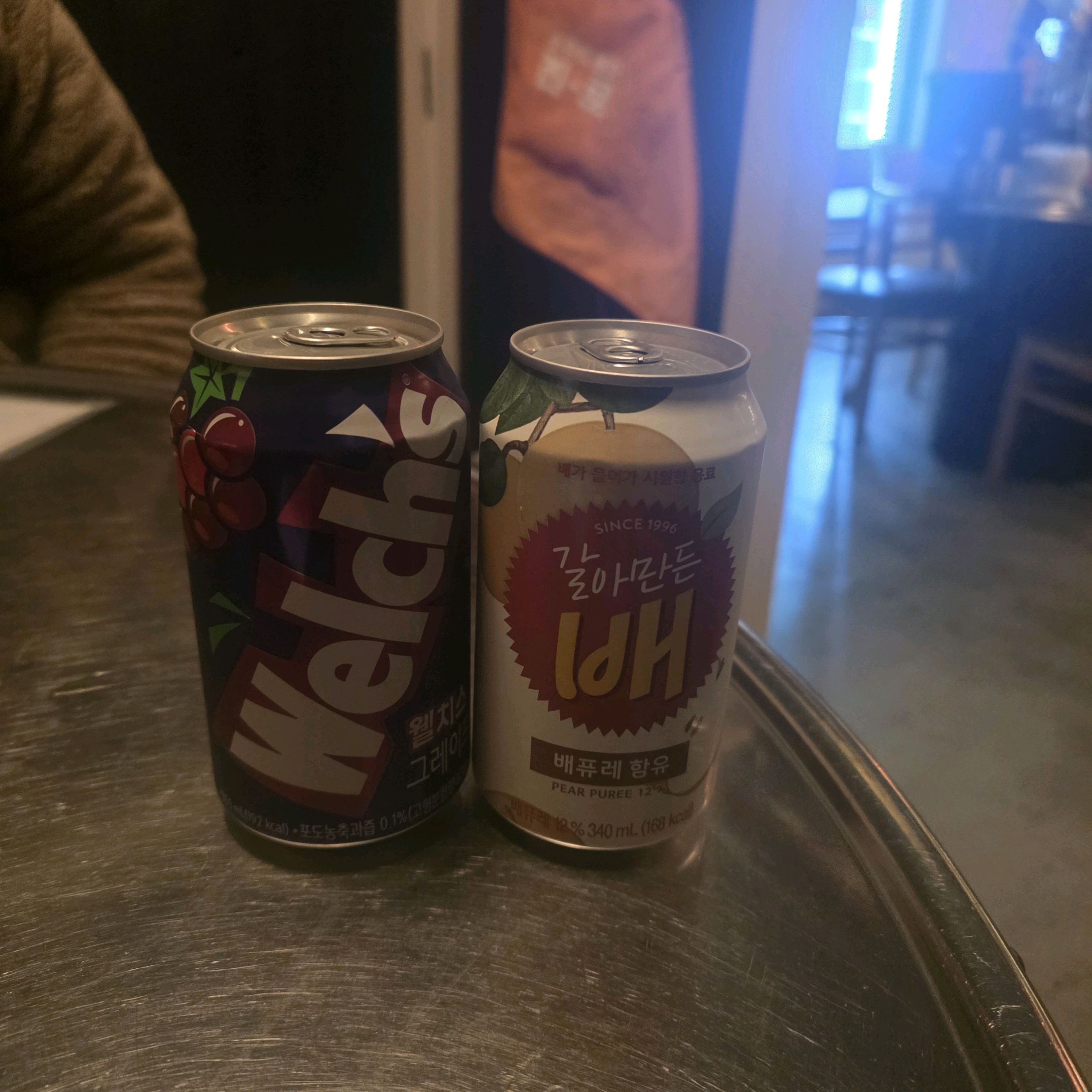 두 종류의 음료 캔