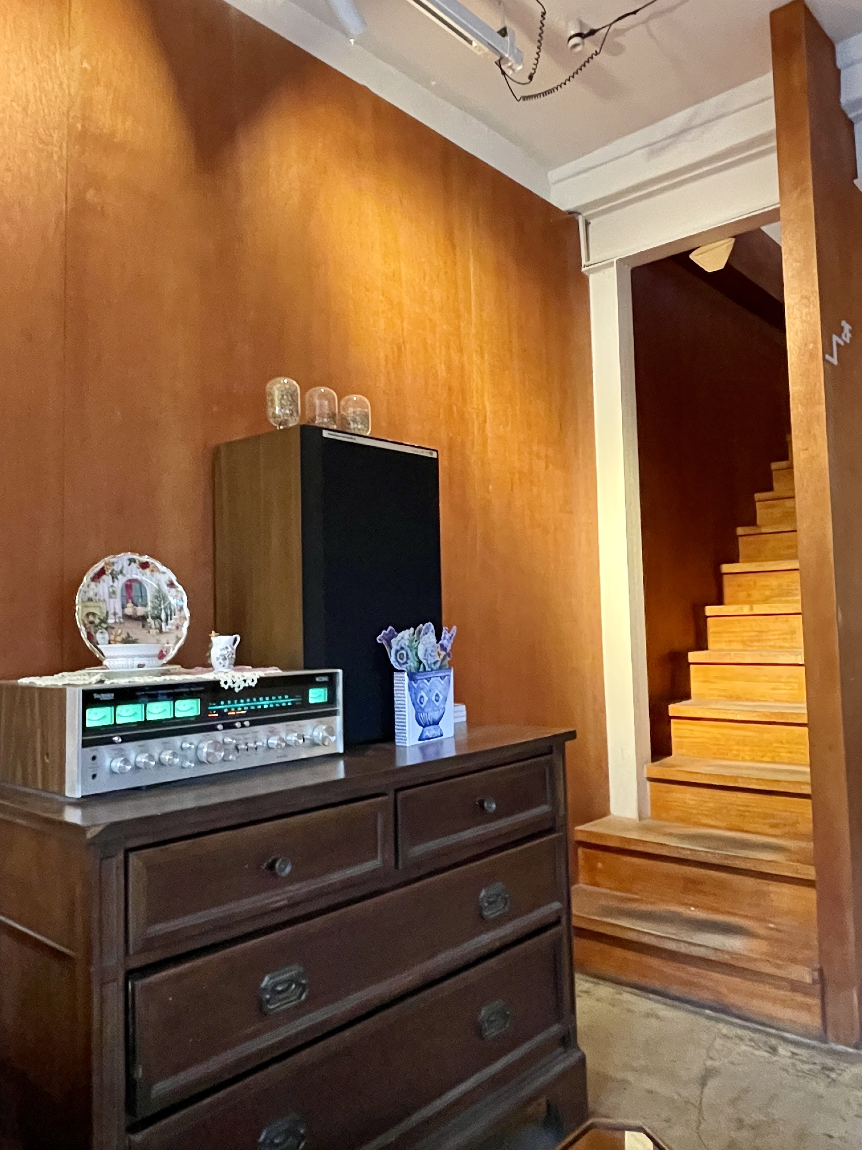 빈 잔이 놓여 있는 테이블과 의자.