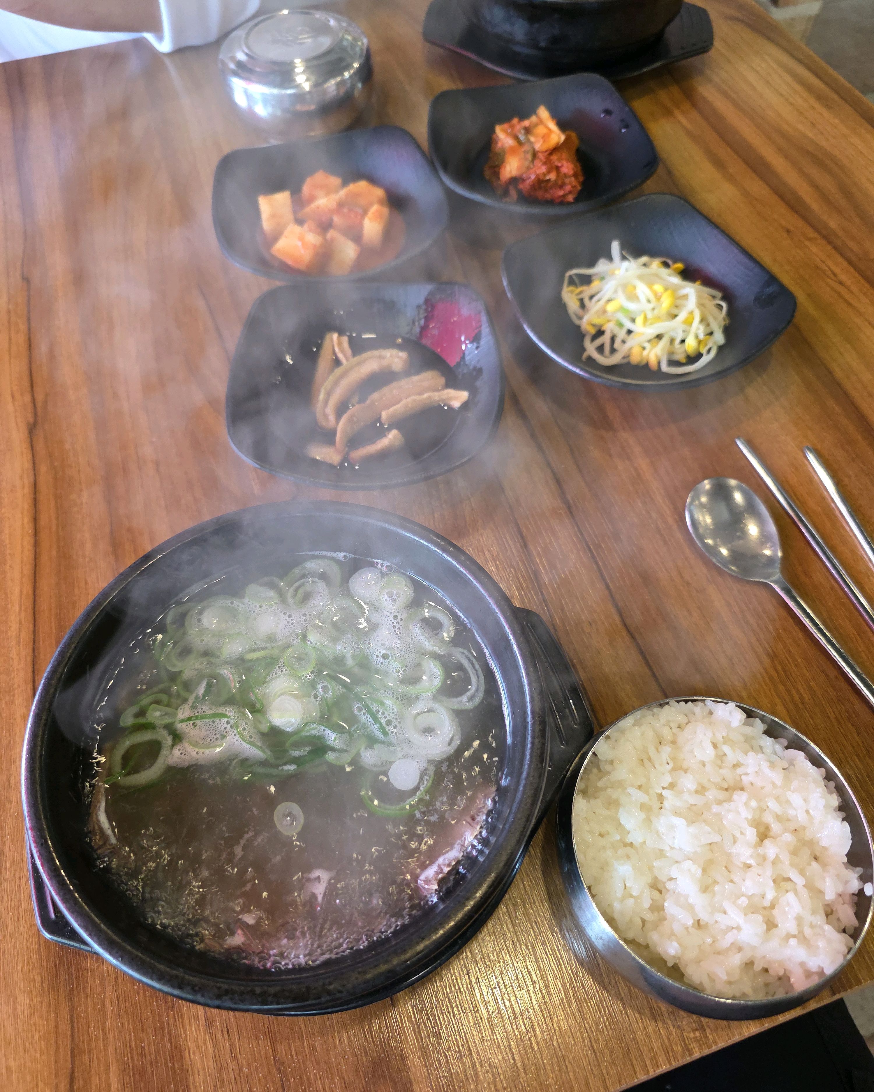 김이 나는 곰탕과 밥