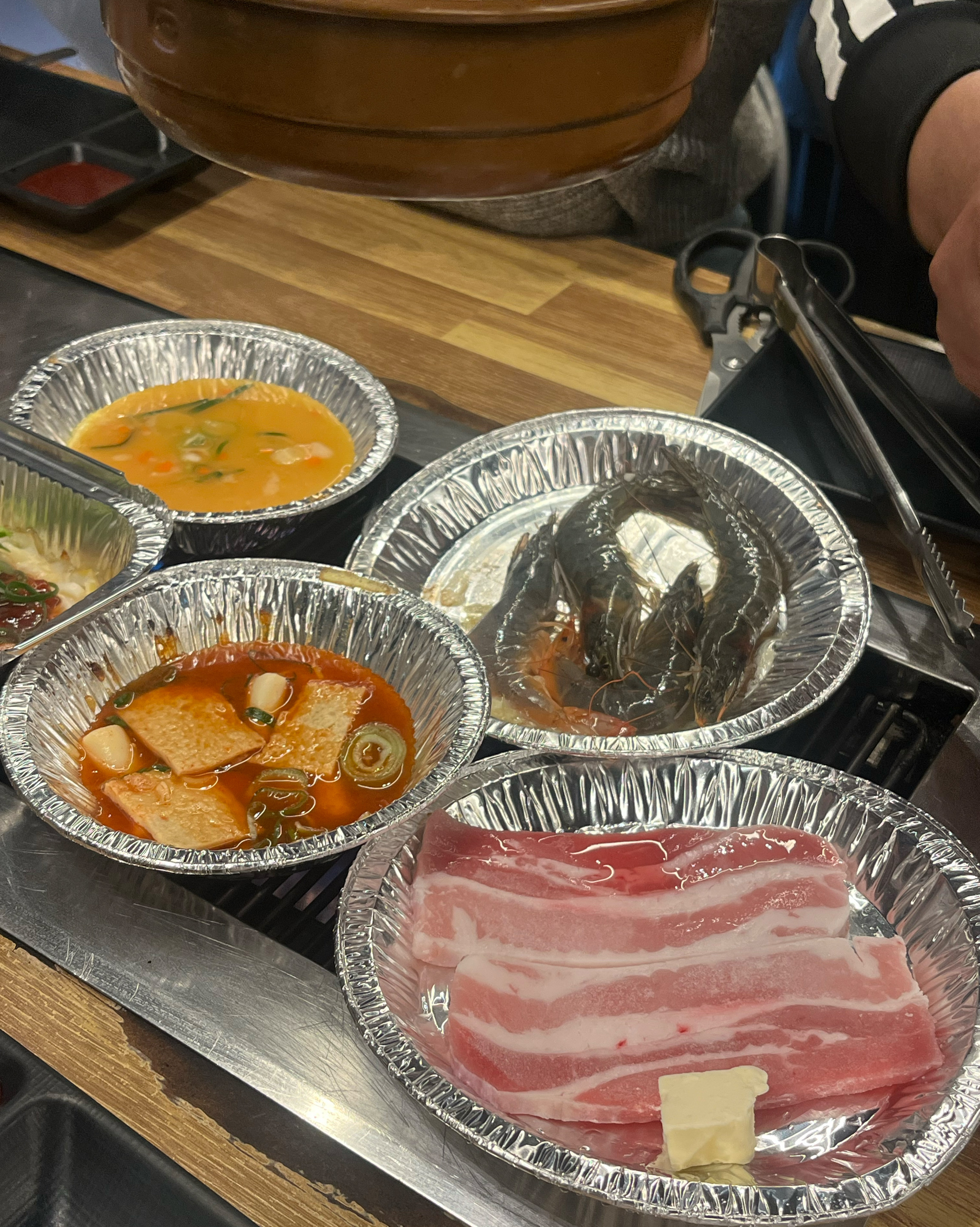 조개구이, 대하구이, 삼겹살 등이 푸짐하게 차려진 한상