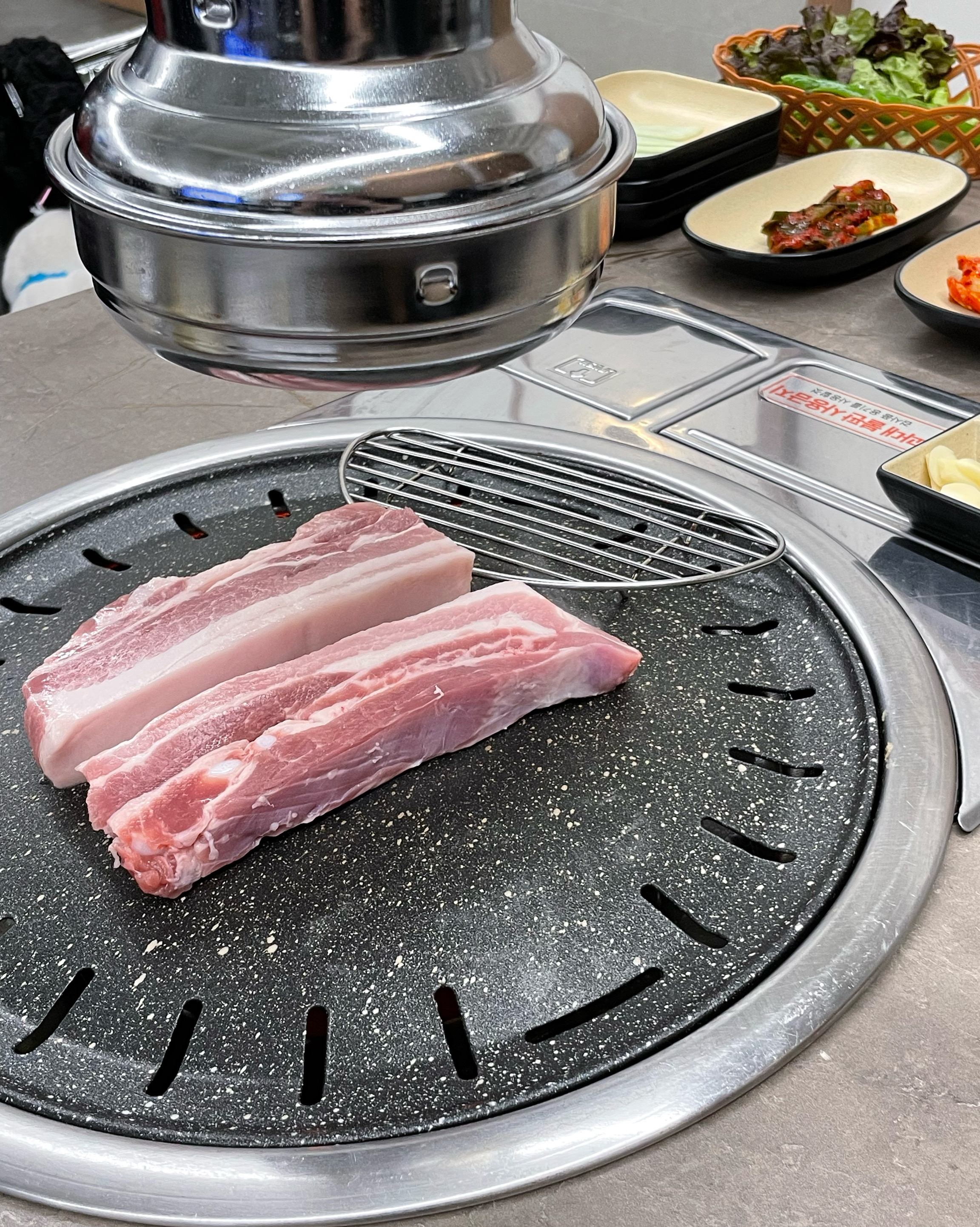 불판 위에서 맛있게 익어가는 돼지고기
