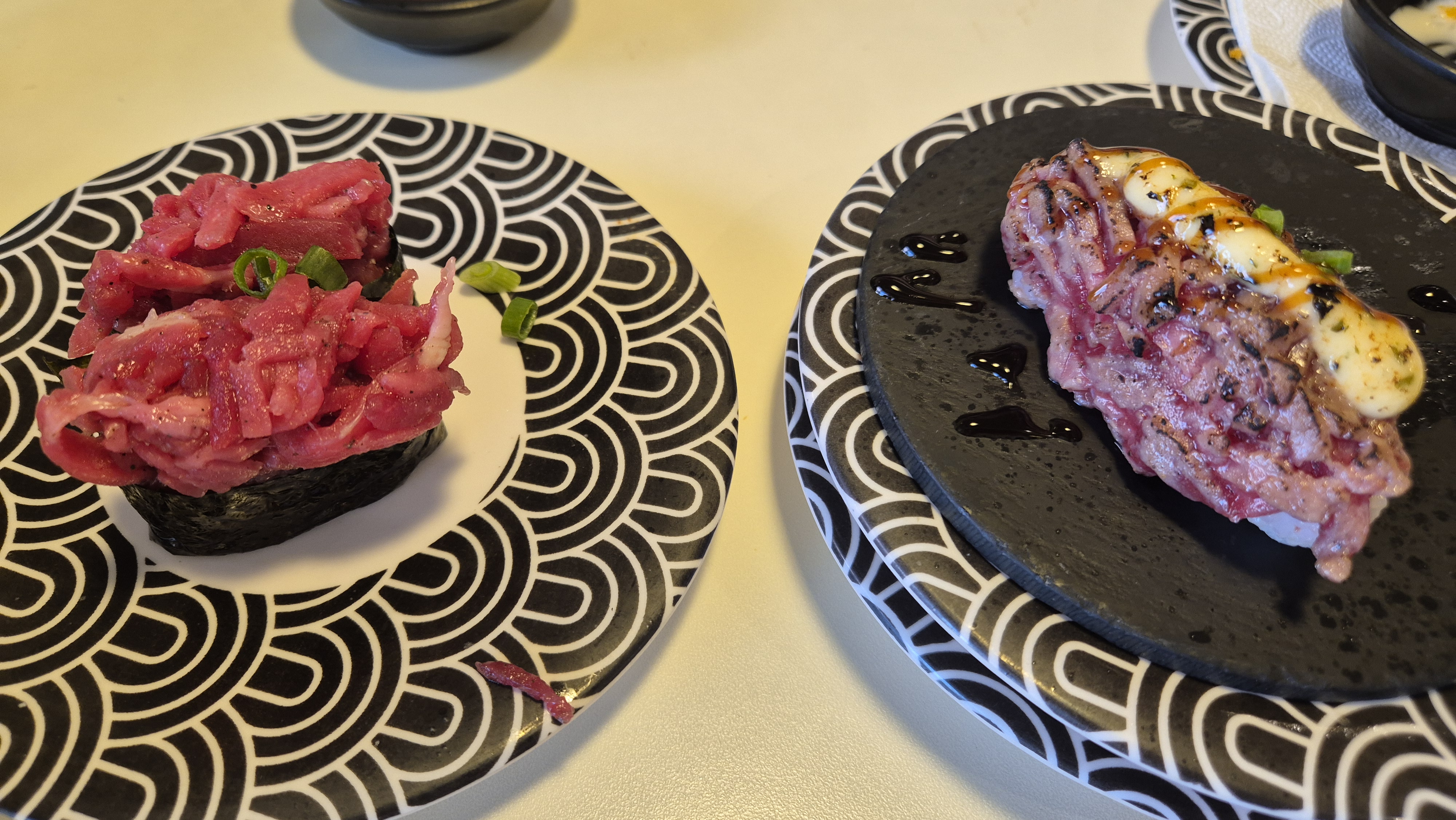 접시가 쌓여있는 모습