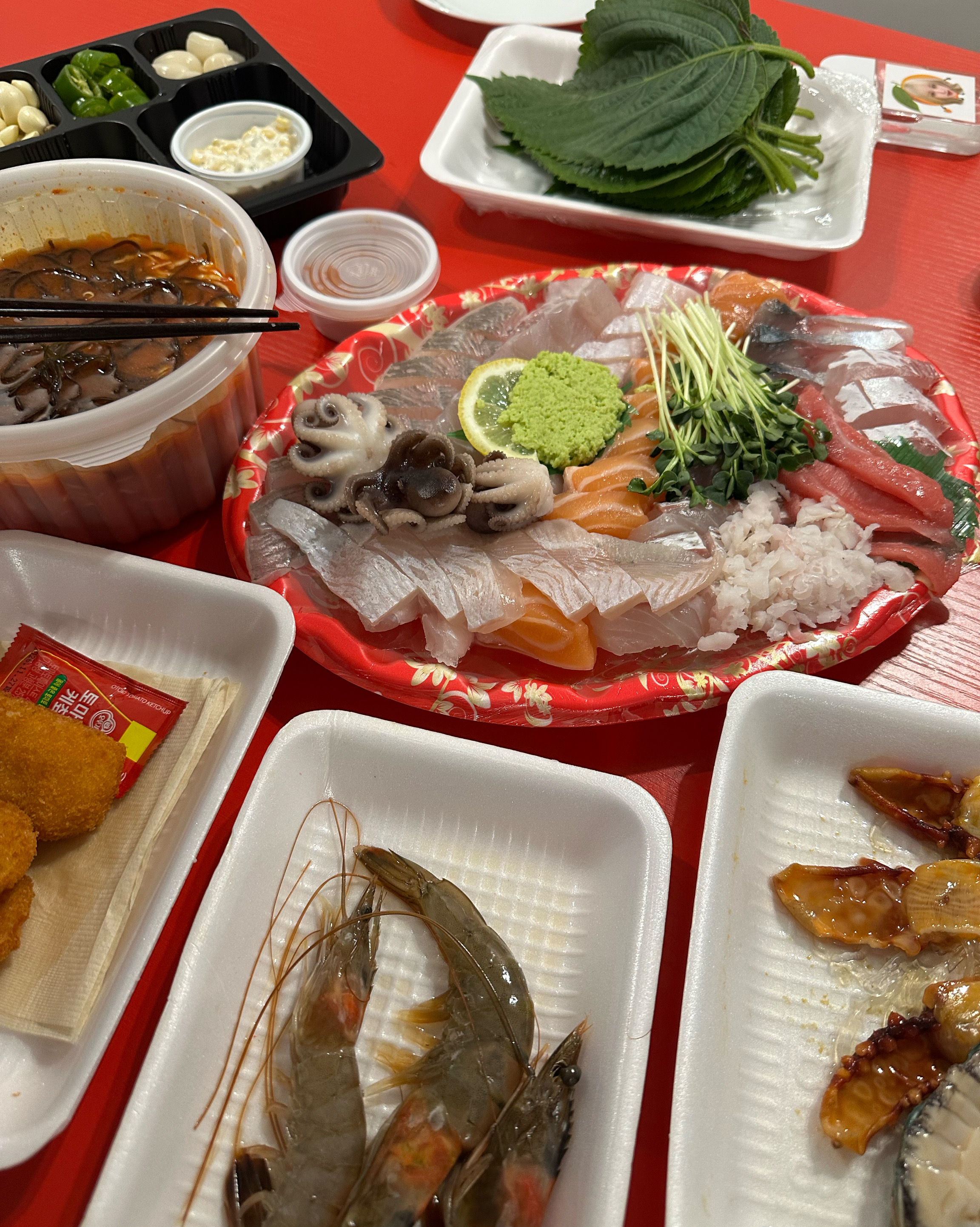 행복수산 다양한 해산물과 곁들임 메뉴