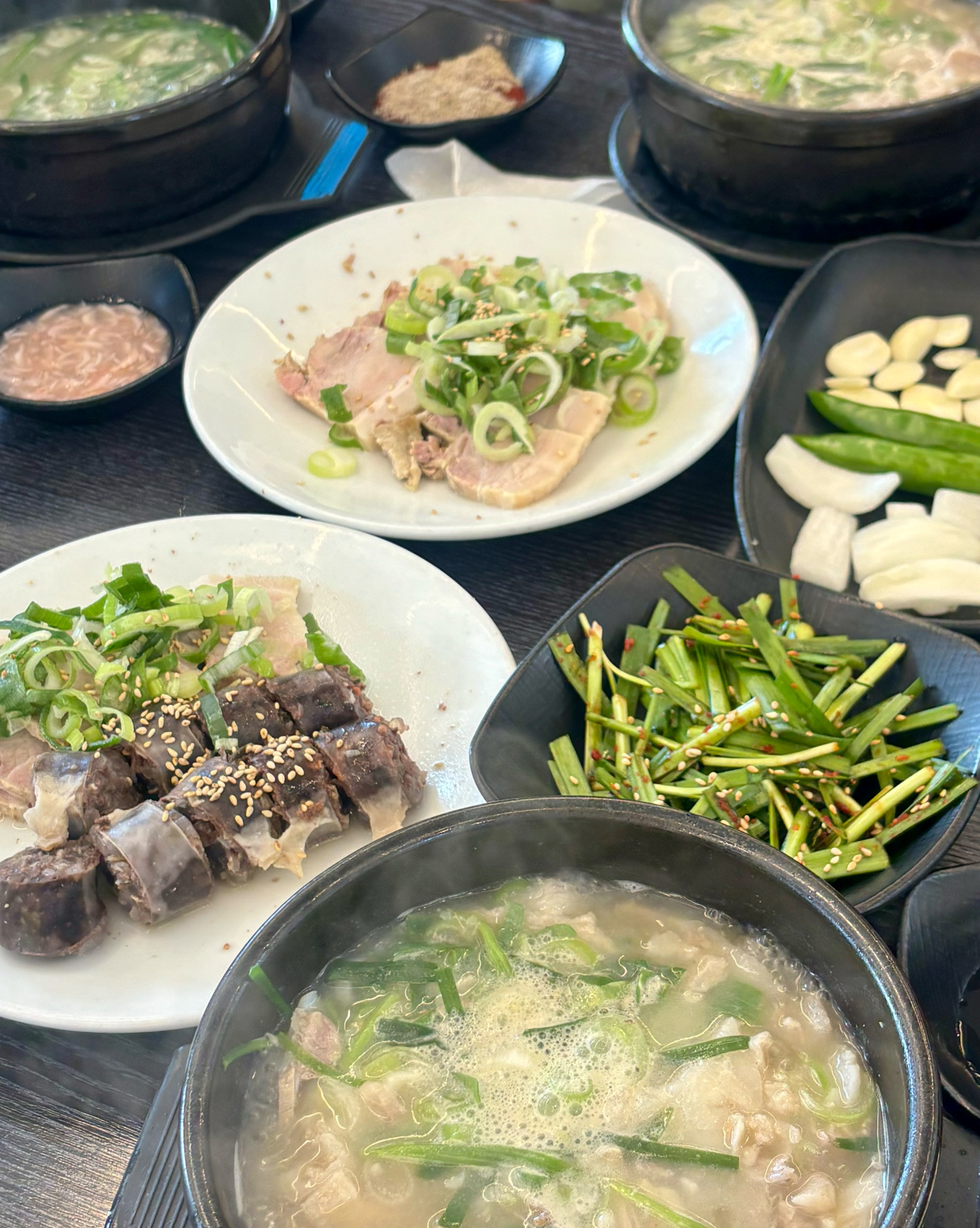 푸짐하게 차려진 수육과 순대, 그리고 국밥