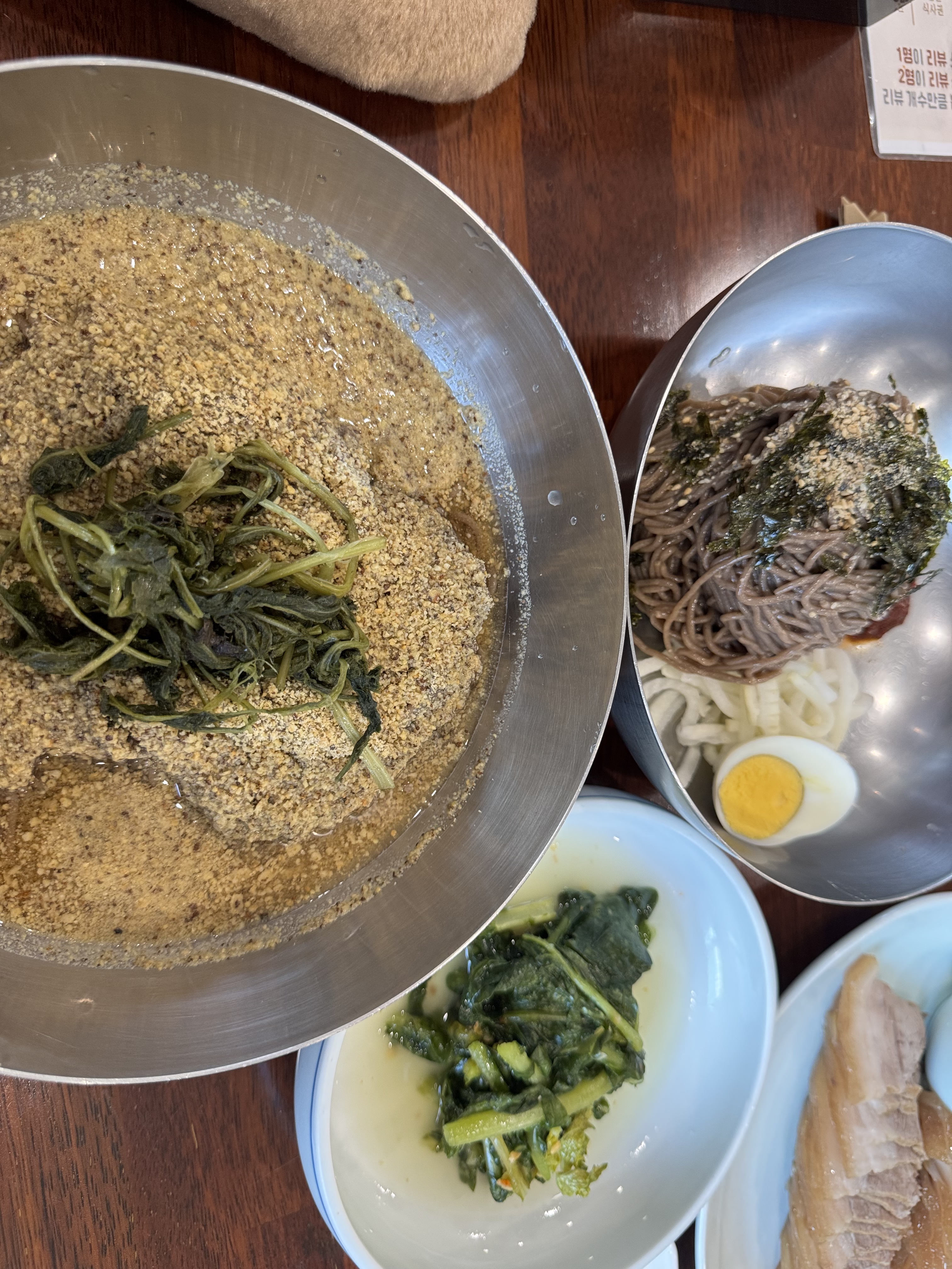 막국수와 메밀전, 수육 한 상차림