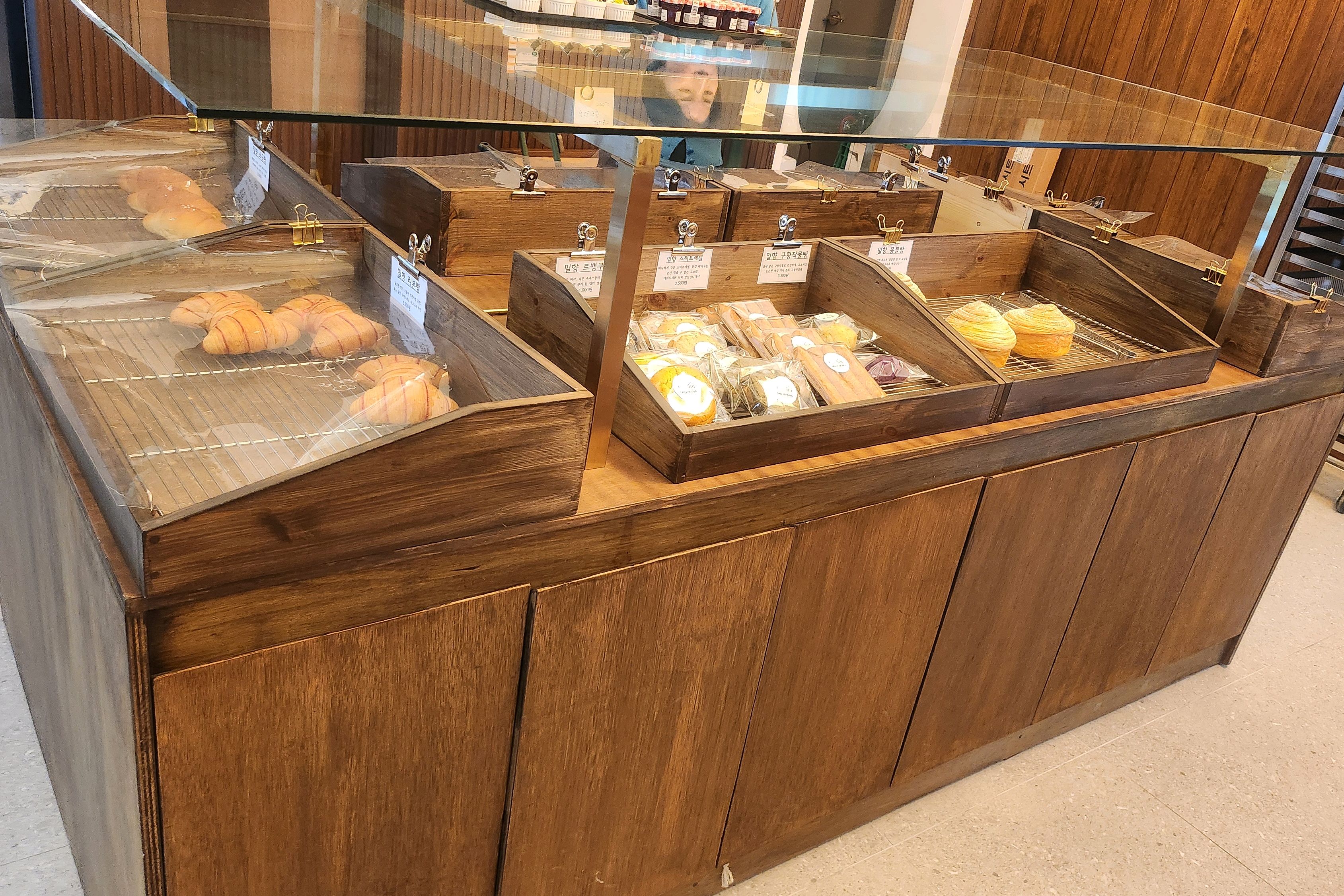 빵 쇼케이스와 진열된 빵들