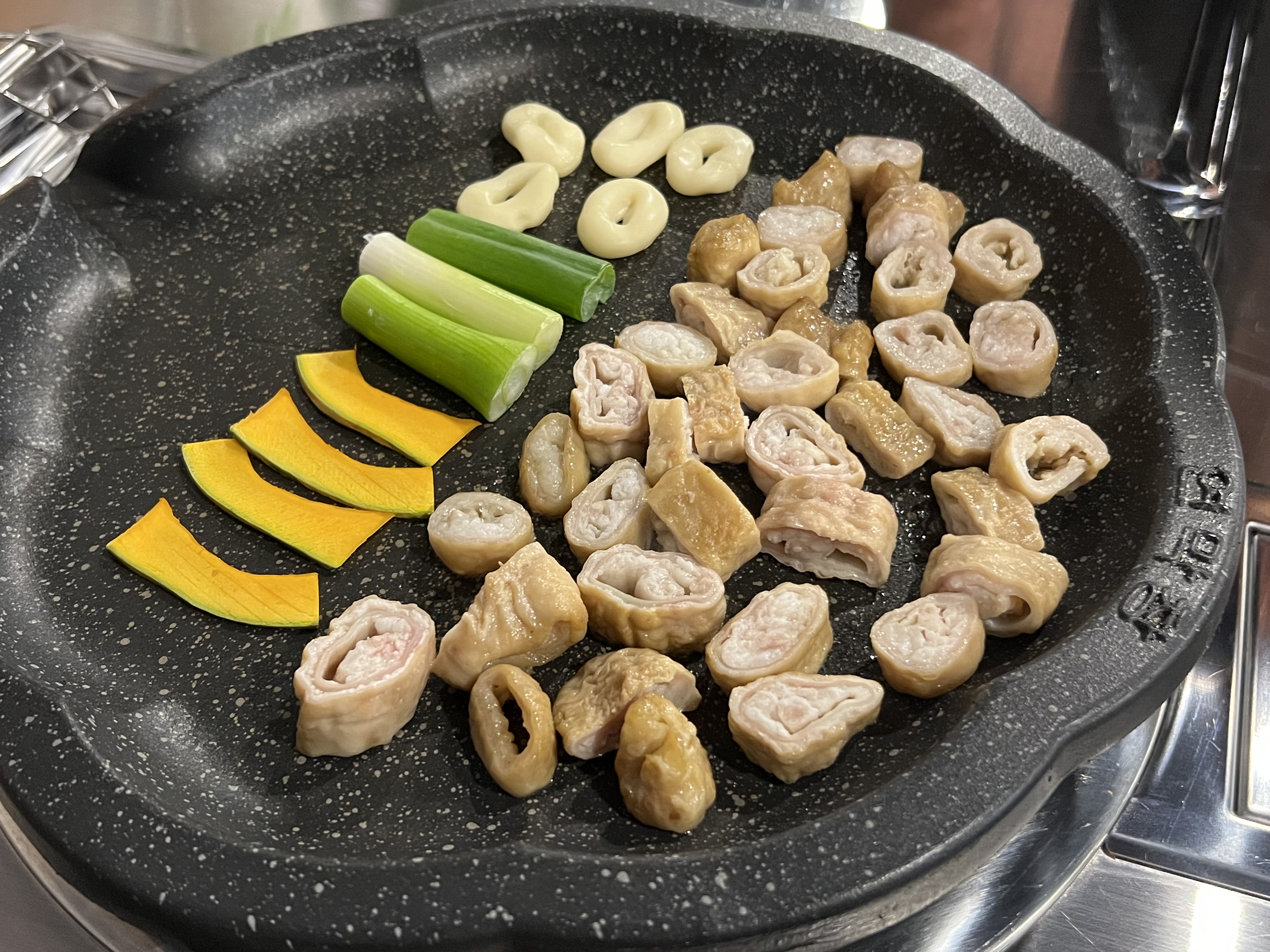 먹음직스럽게 접시에 담긴 막창과 곁들임 채소