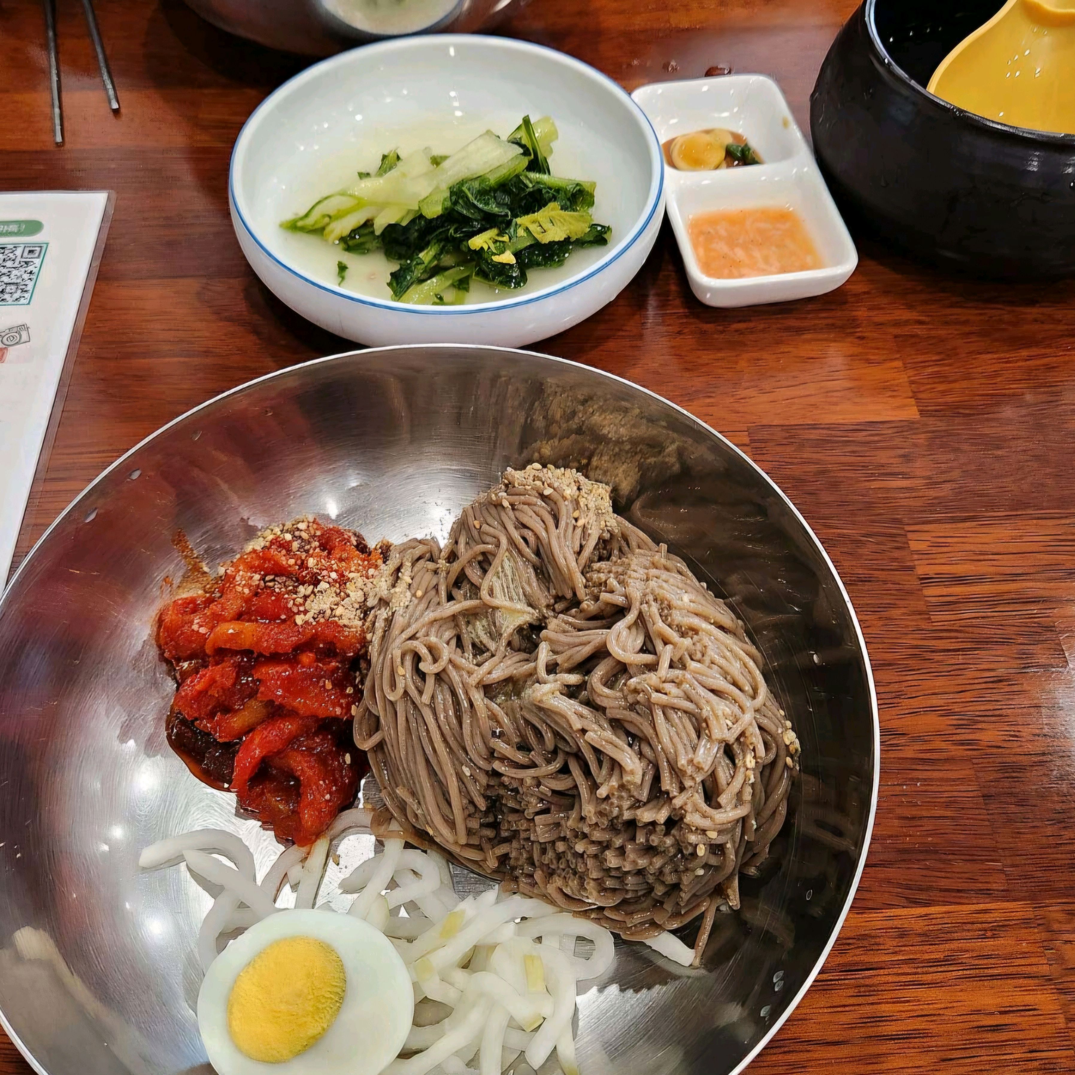 테이블에 차려진 막국수 한상