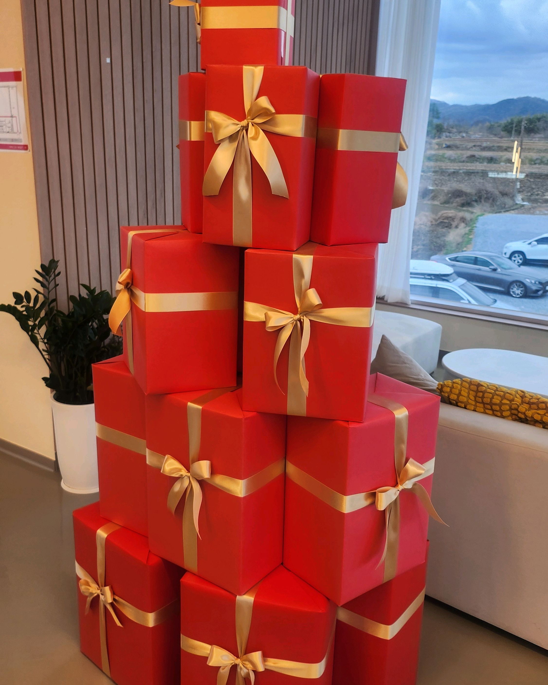 빨간색 선물 상자들이 쌓여 있는 모습
