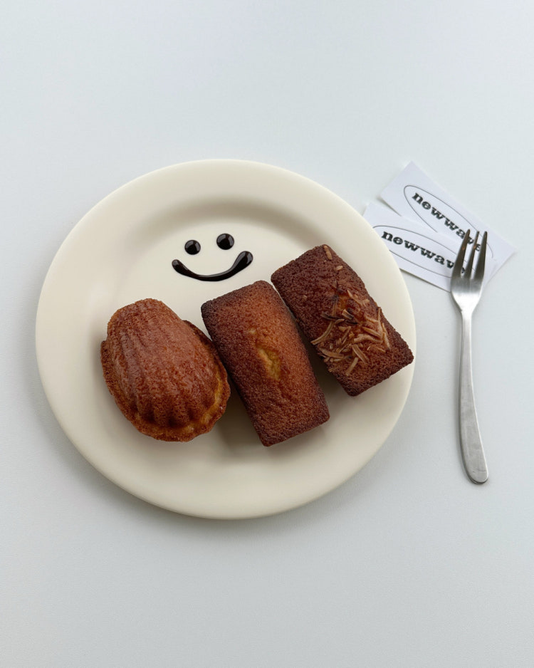 접시에 담긴 작은 디저트들