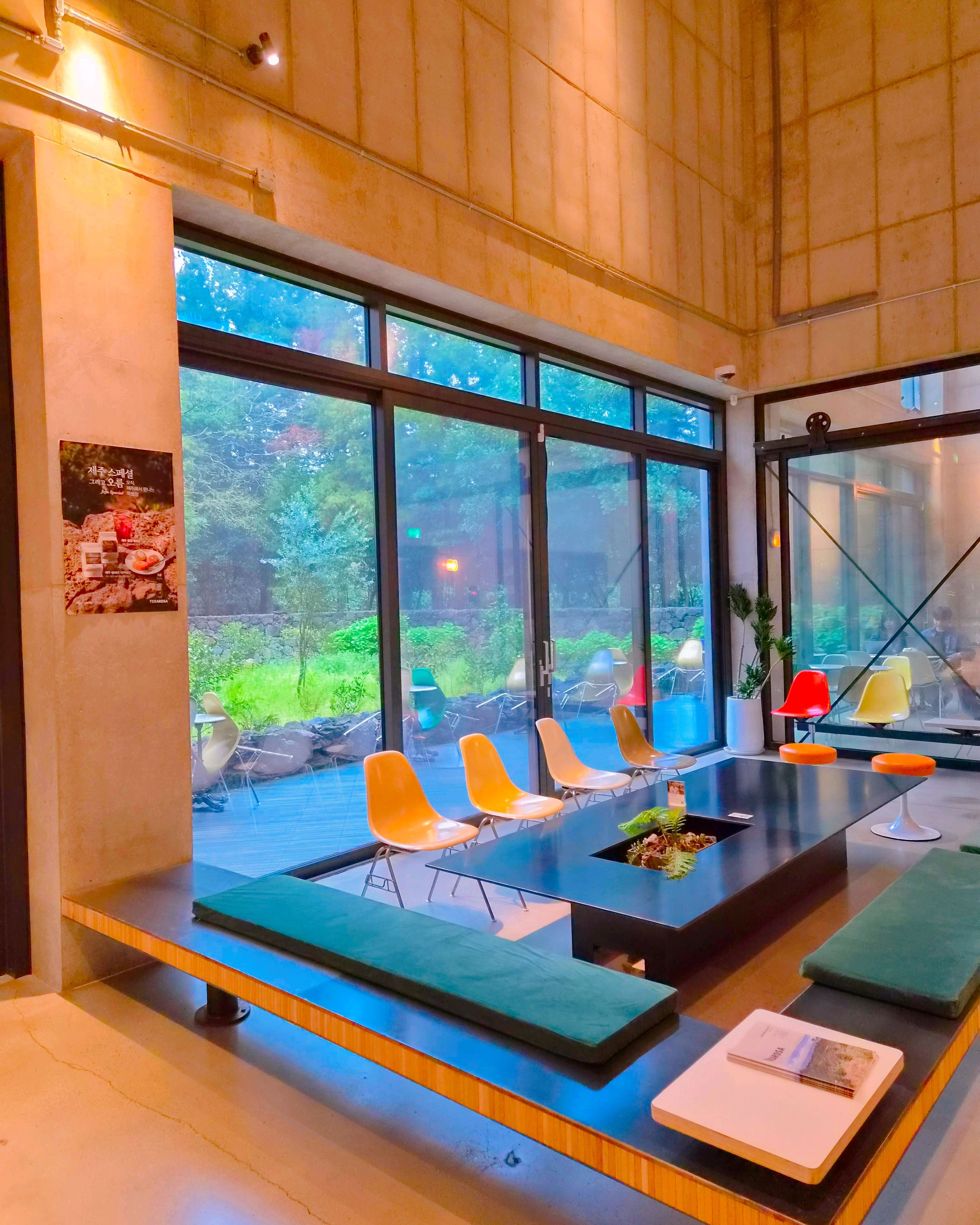 테라로사 제주 굿즈 및 원두 진열