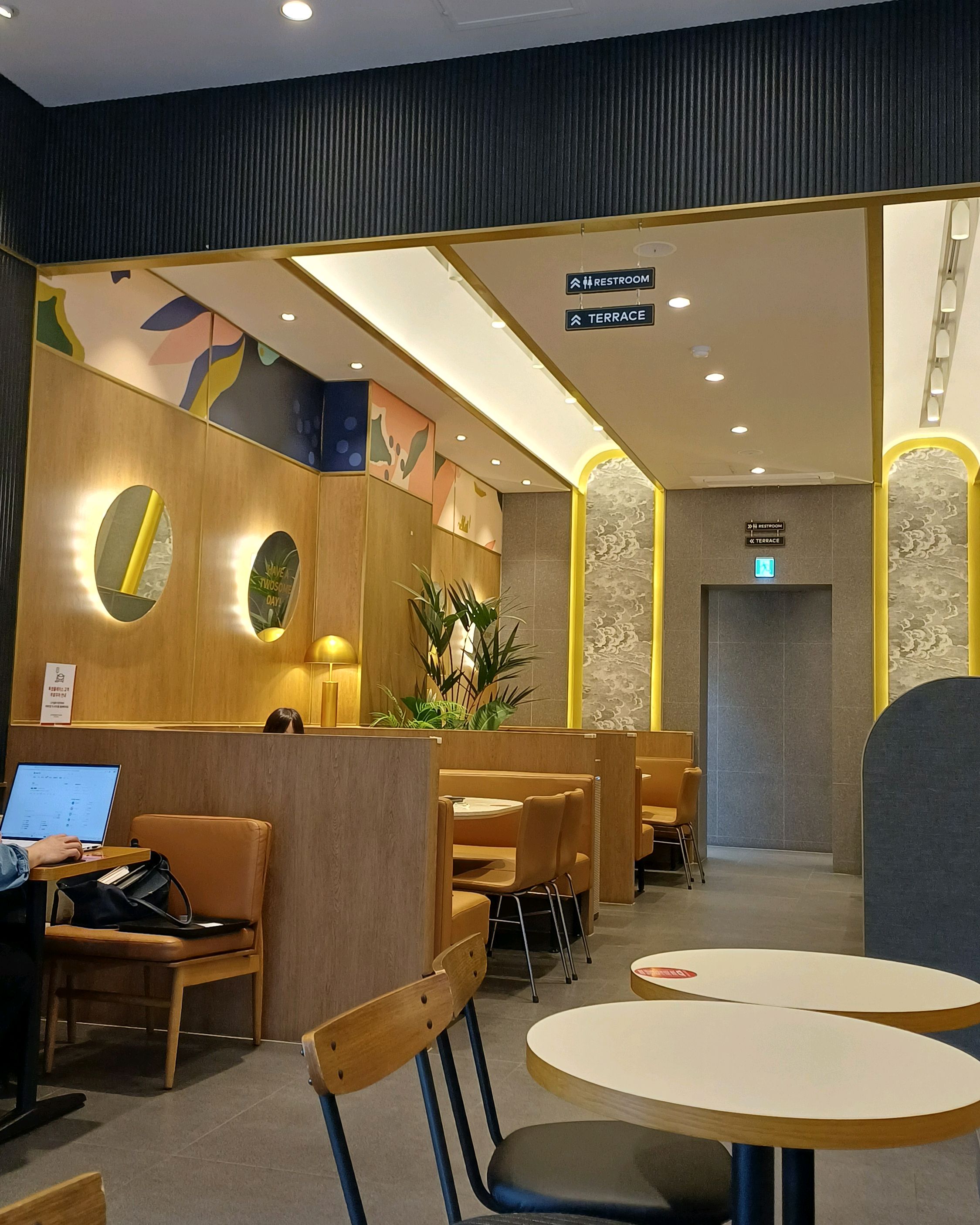 투썸플레이스 속초교동점 (Twosome Place Sokcho Gyodong) 4