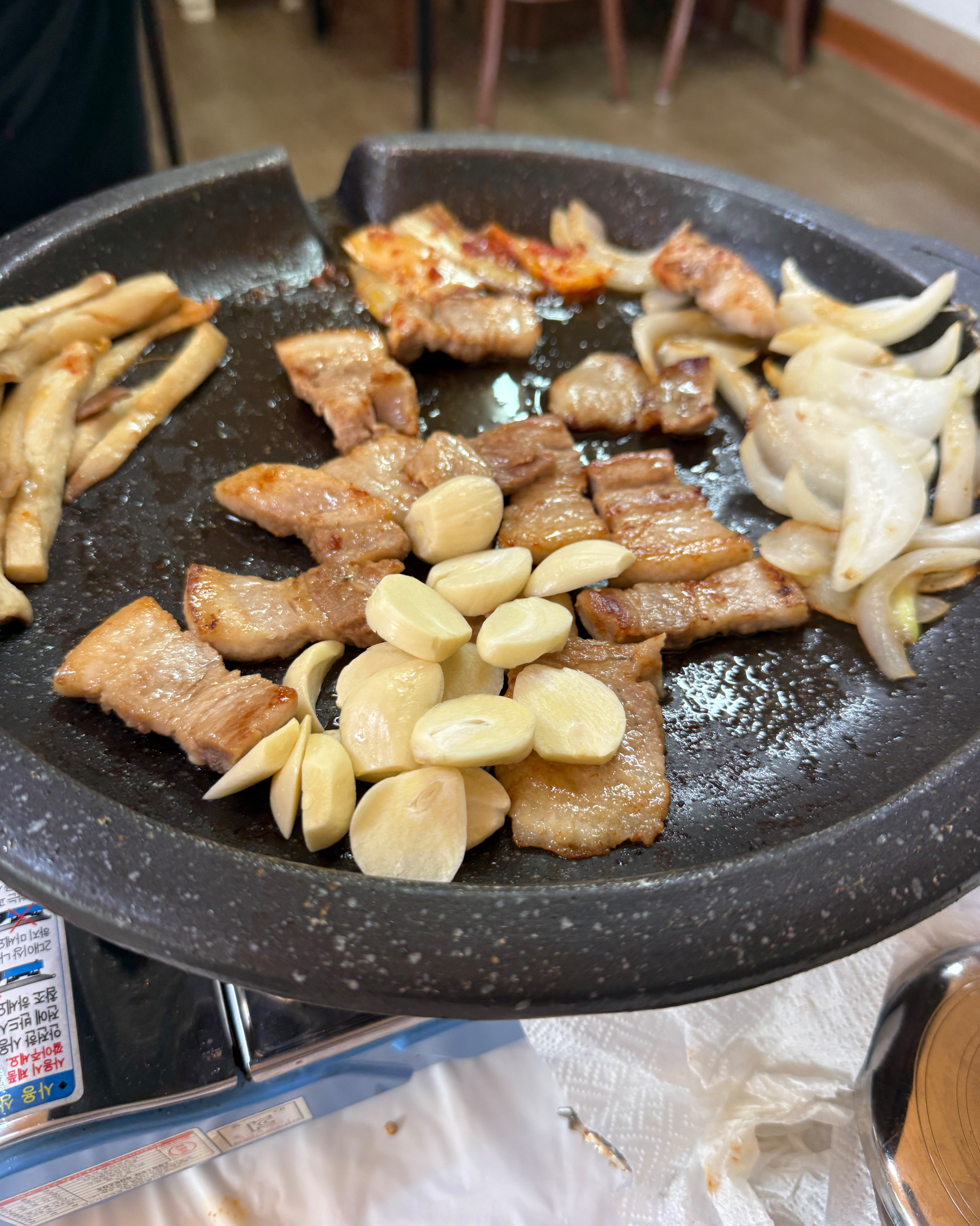 팬에 구워지고 있는 삼겹살