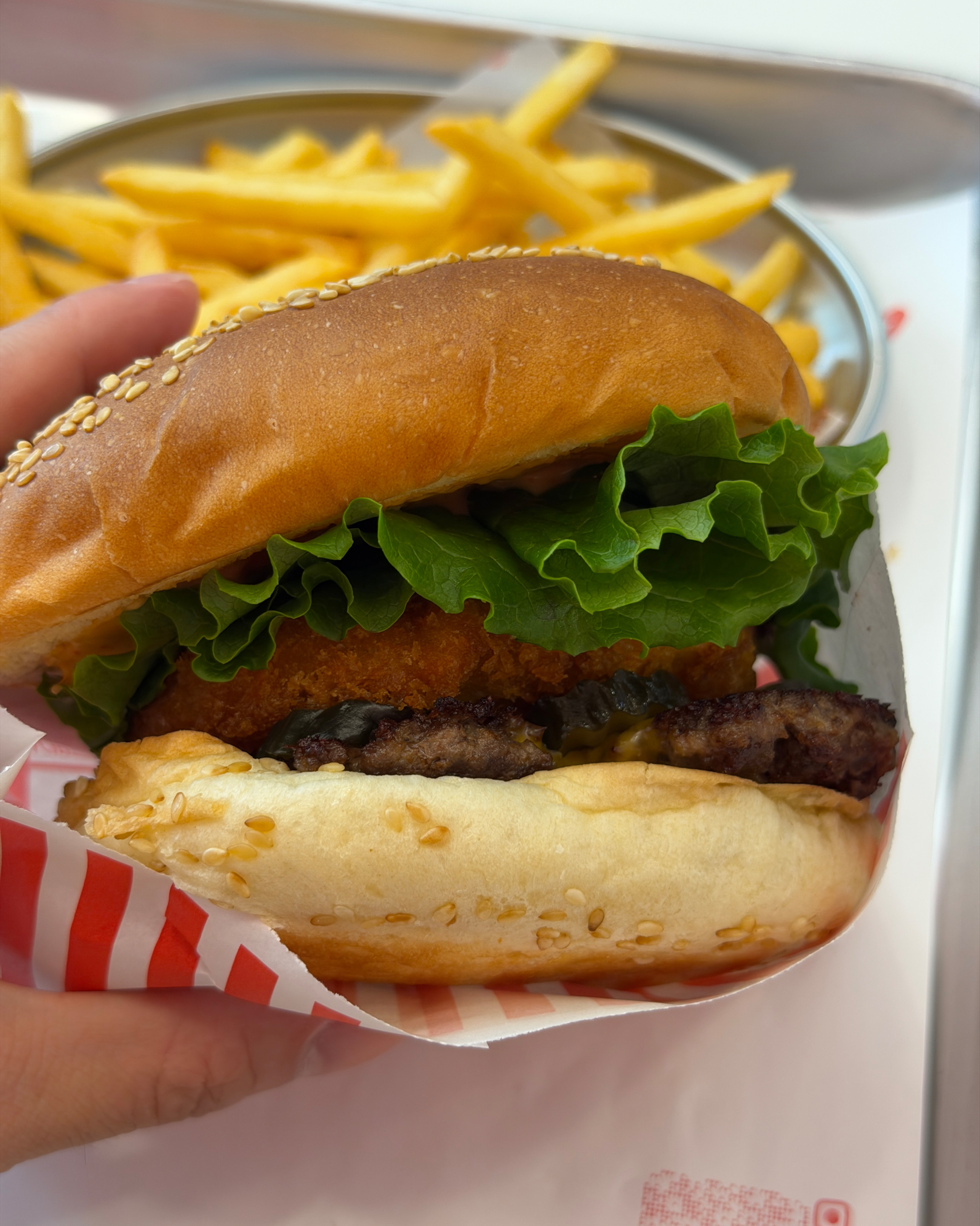 햄버거 속재료를 보여주는 클로즈업 샷