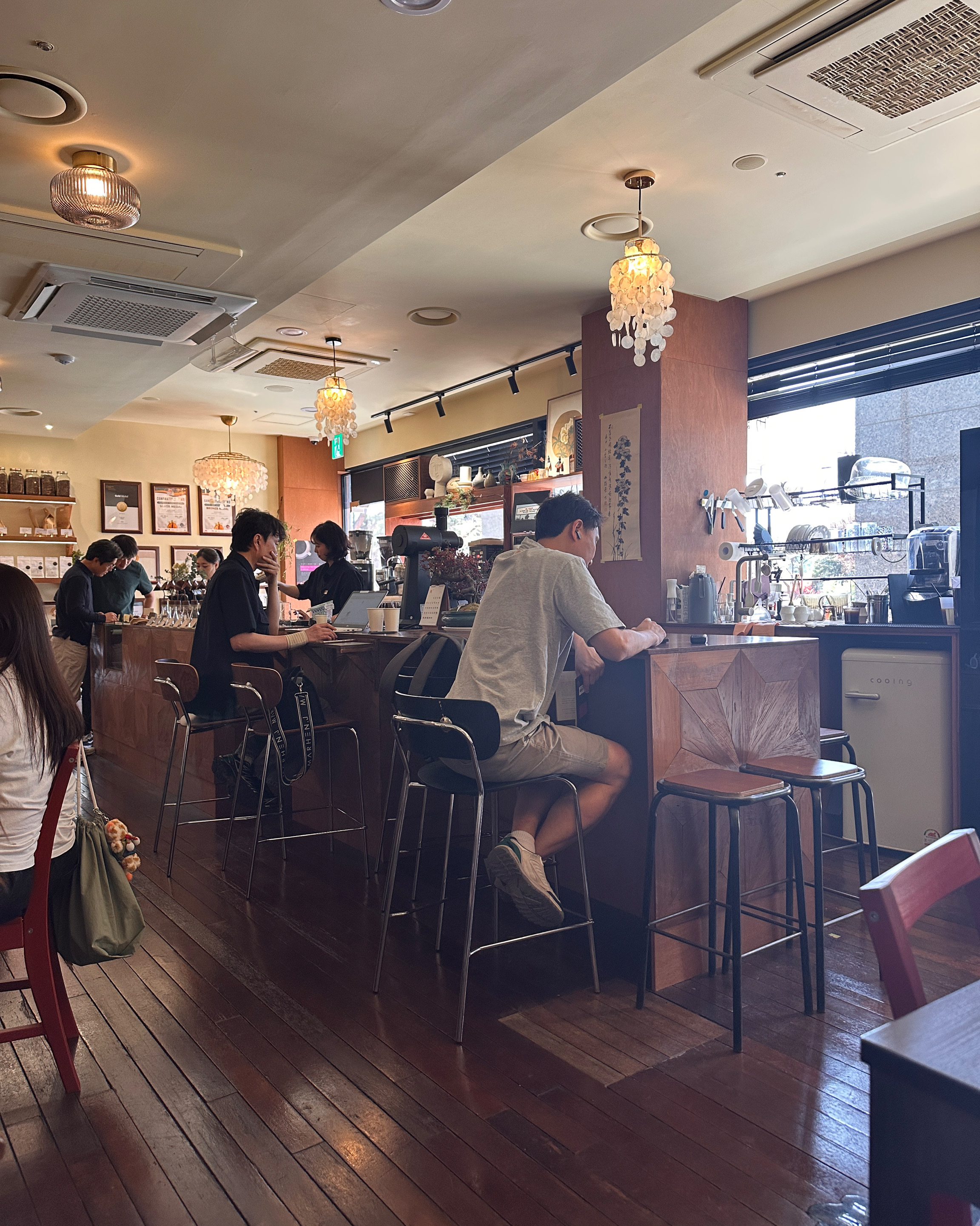 카운터석과 내부 풍경