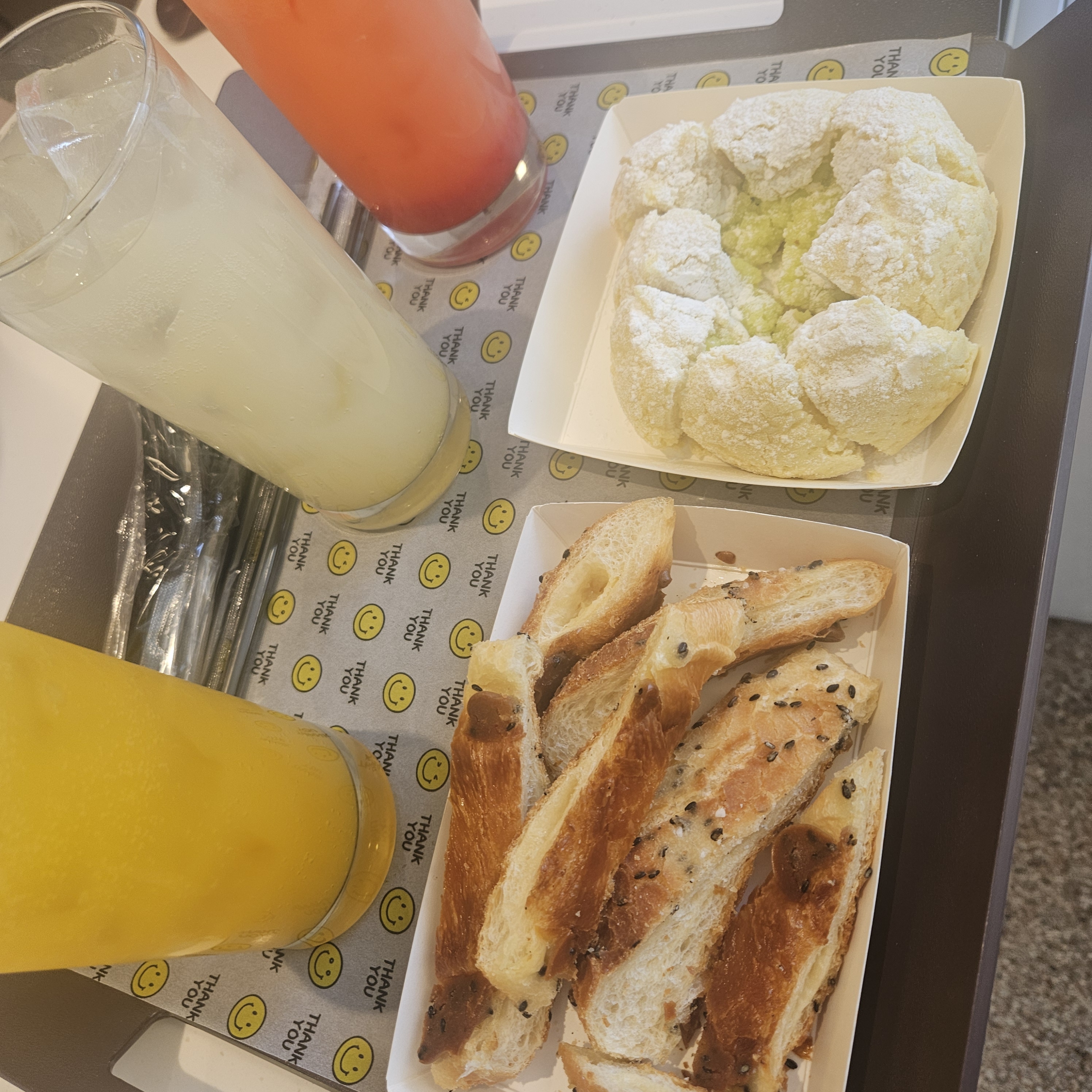 다양한 음료와 빵 사진