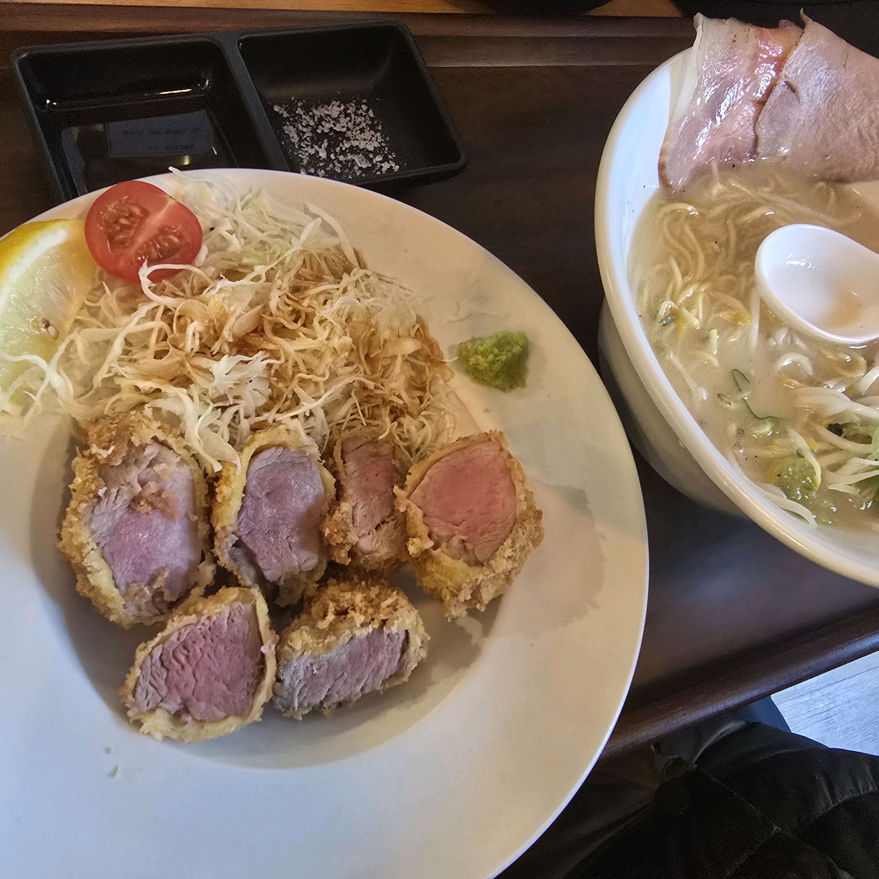 다양한 재료가 듬뿍 올라간 라멘