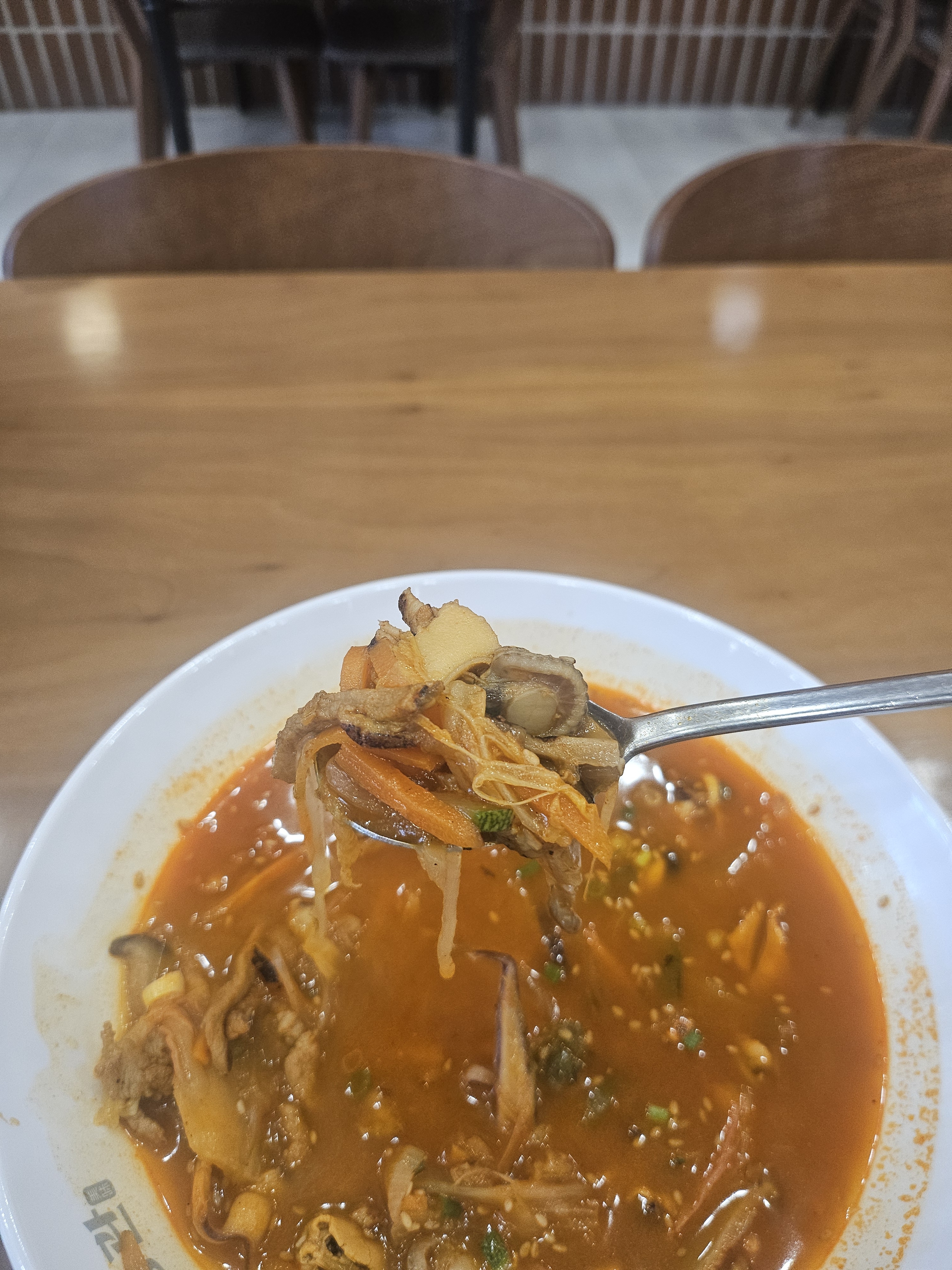 숟가락으로 뜬 짬뽕 건더기