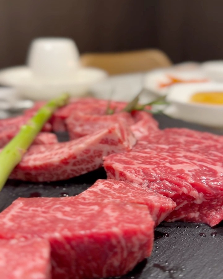 구워지고 있는 한우의 클로즈업