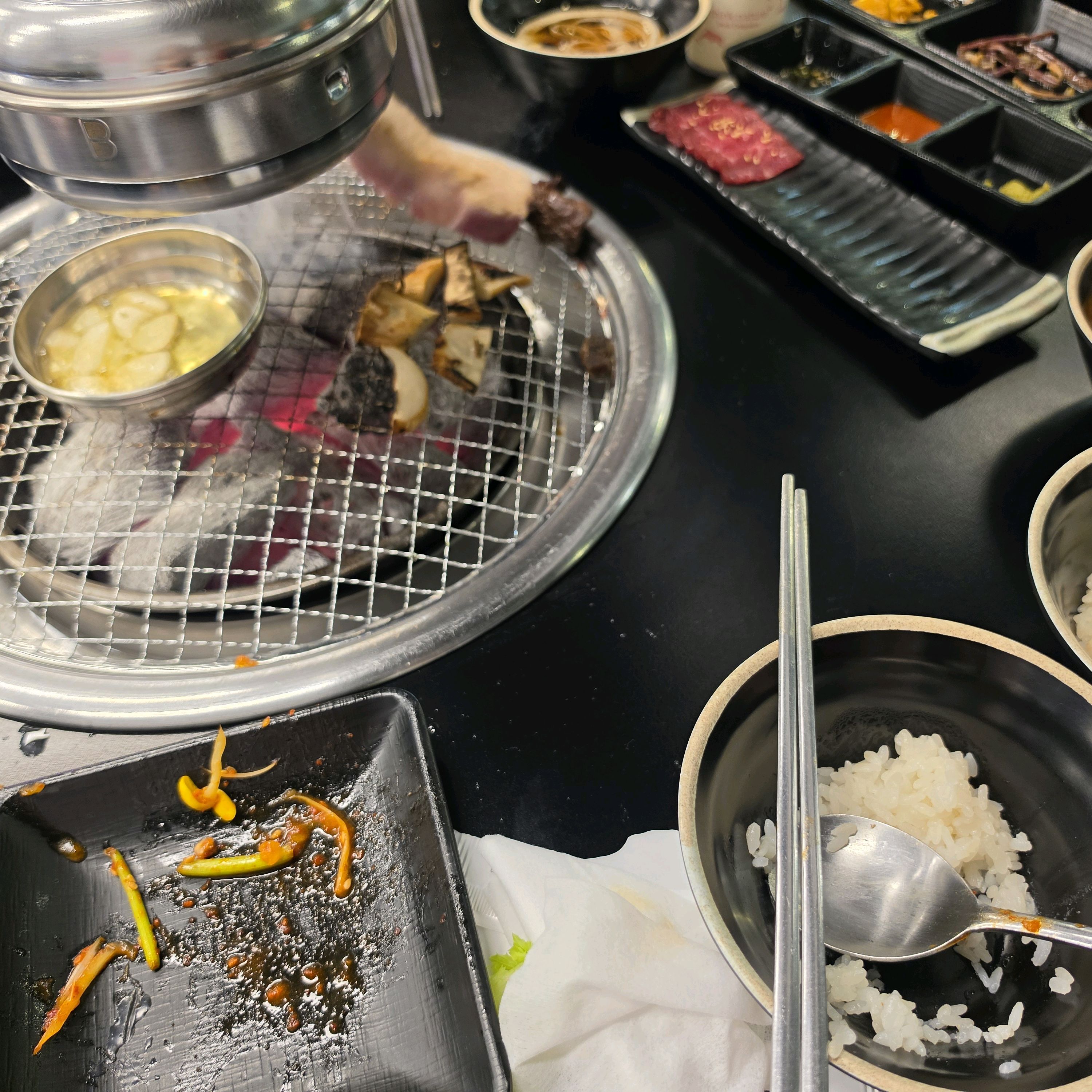 식사가 진행 중인 테이블 모습