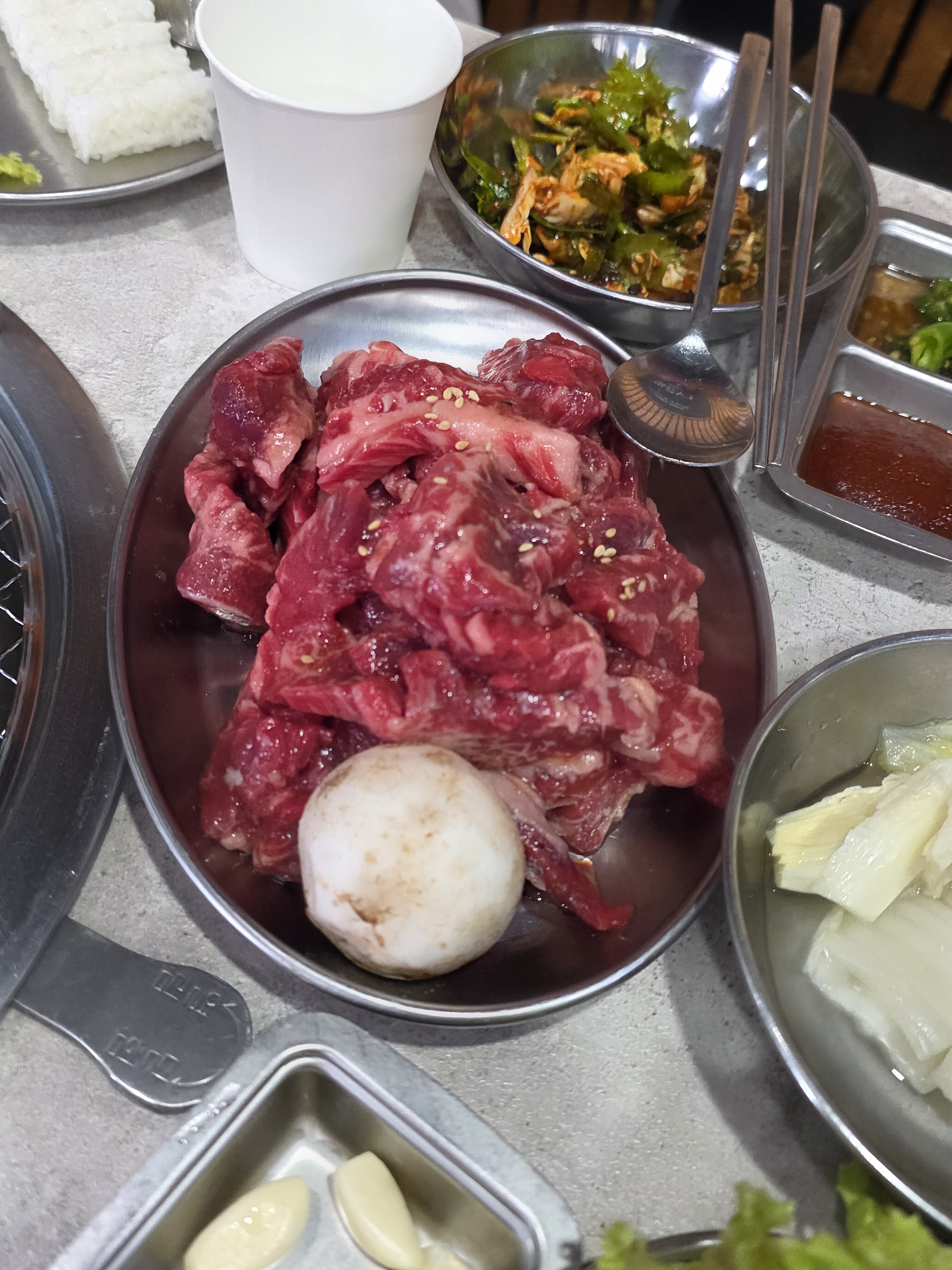 정갈하게 차려진 소고기 구이 한 상