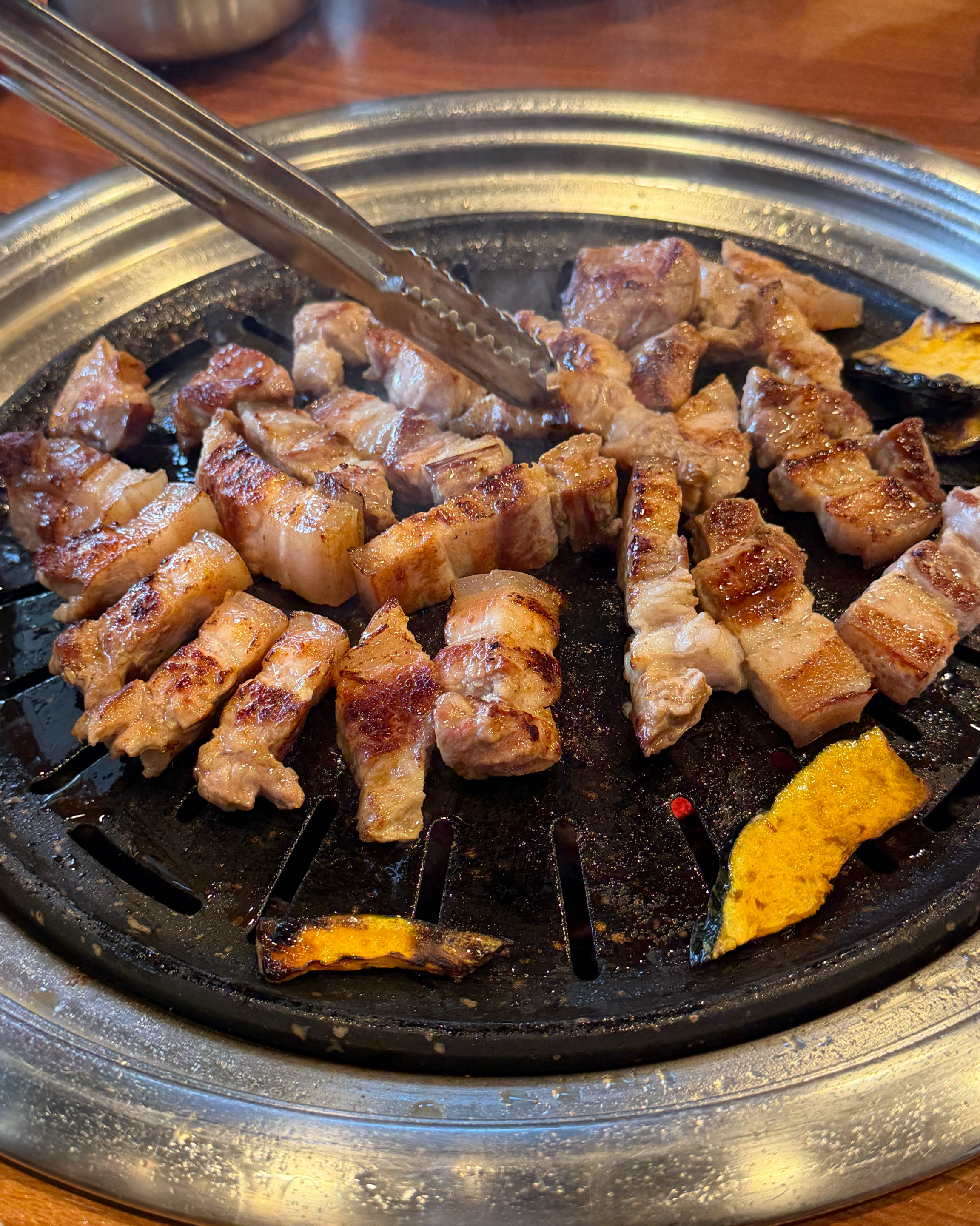 테이블에 놓인 맥주병과 고기 접시