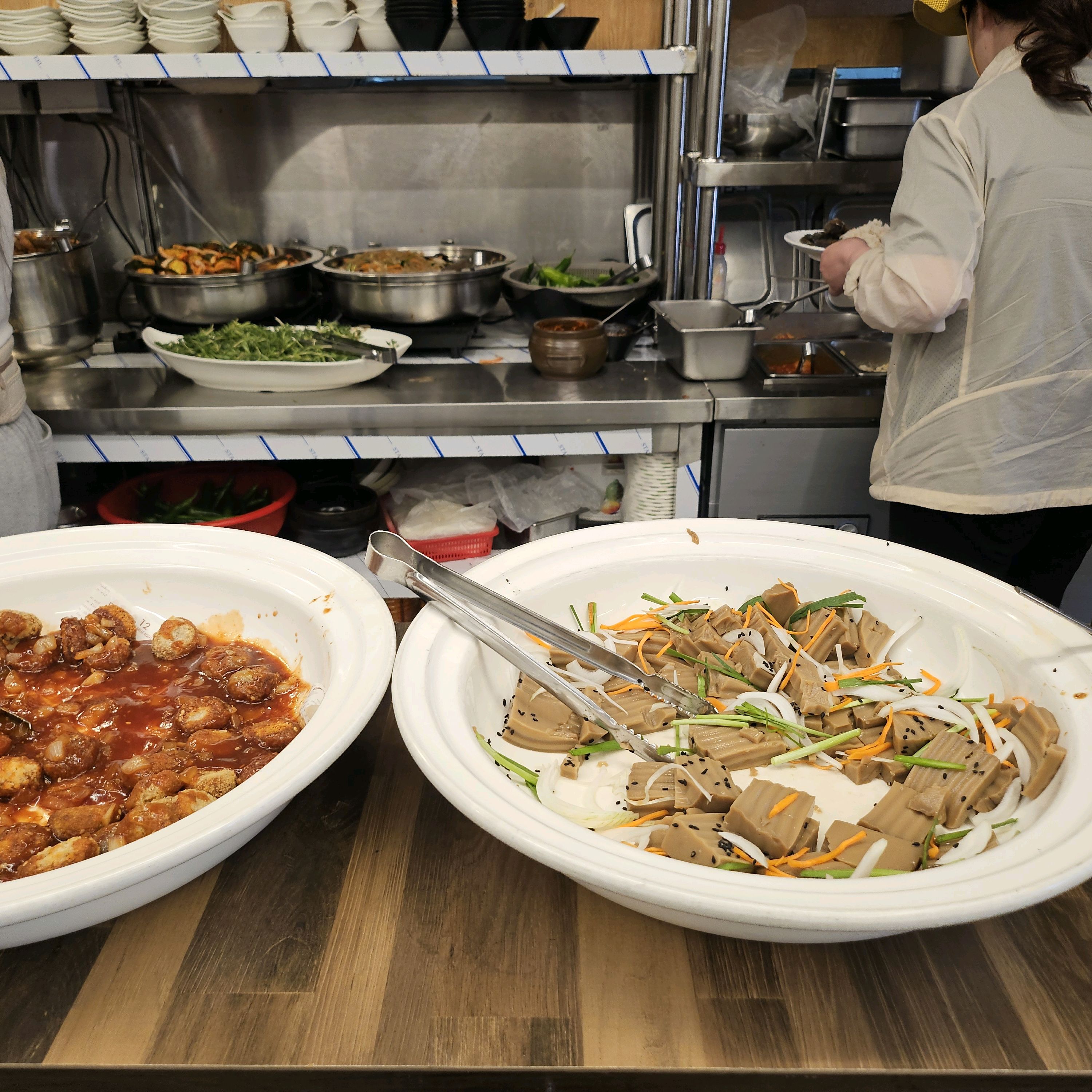 다양한 식재료와 반찬들이 준비된 주방 모습