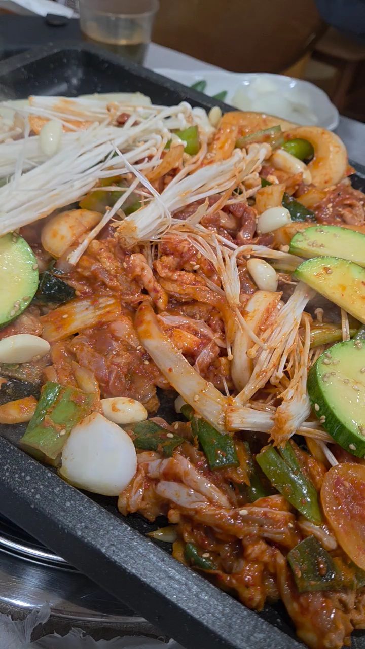 정성껏 능이백숙을 준비하는 사장님의 모습 (상상)