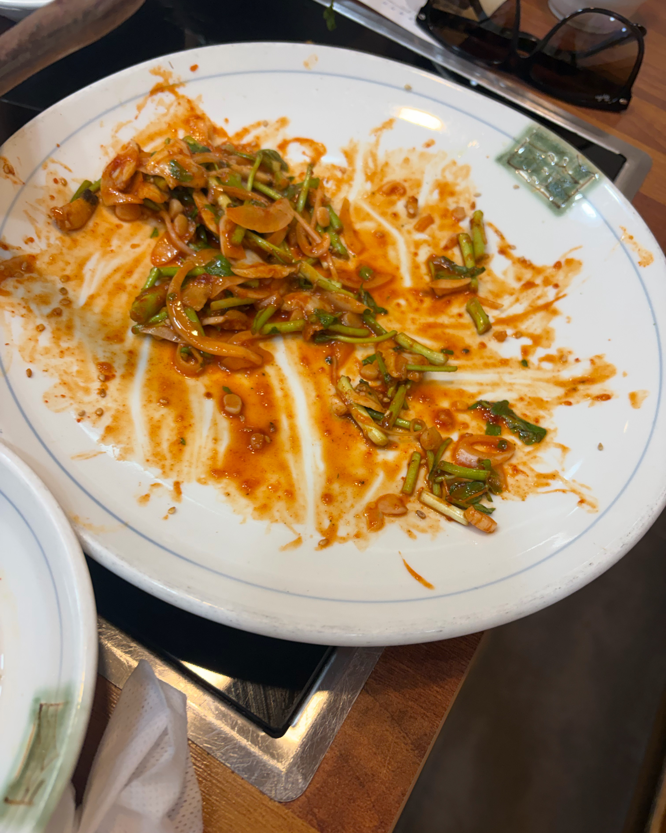 키조개회무침과 밥을 비벼 먹는 모습