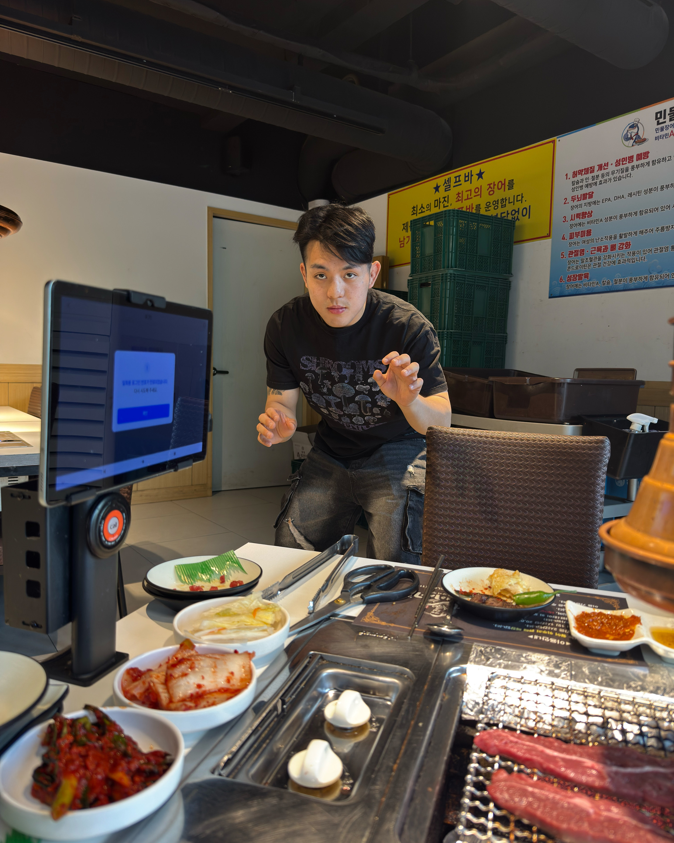 신선한 해산물들이 숯불 위에서 구워지고 있습니다.