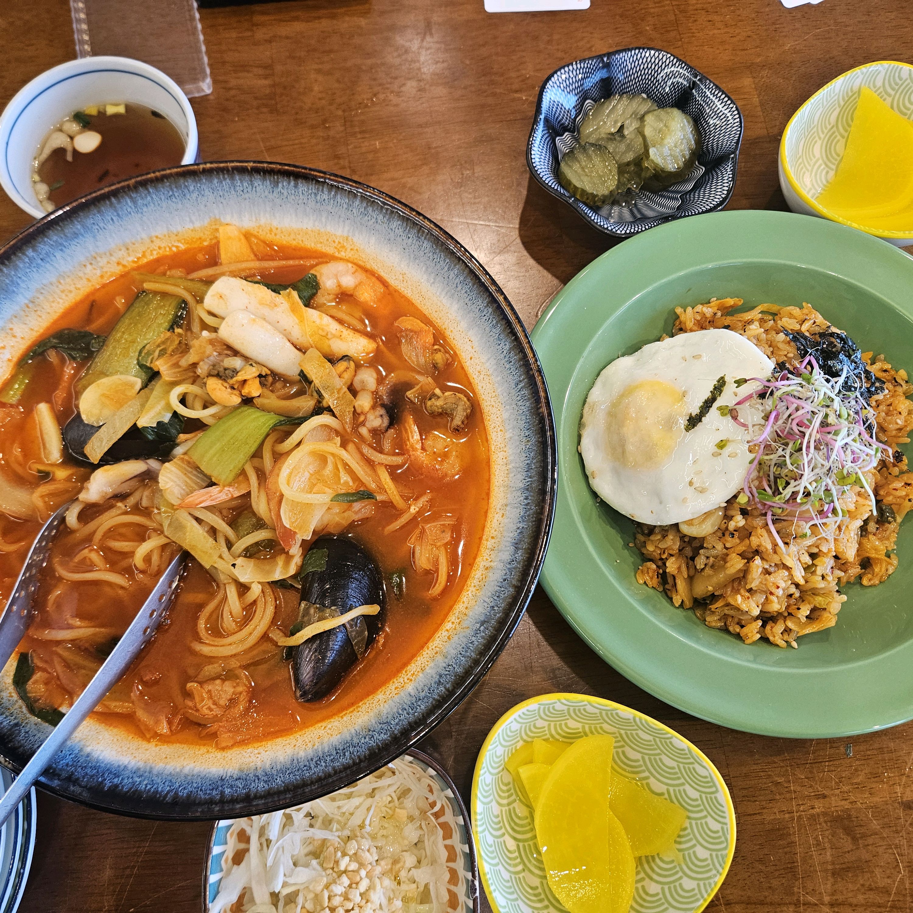 푸짐하게 담긴 해물 짬뽕과 볶음밥