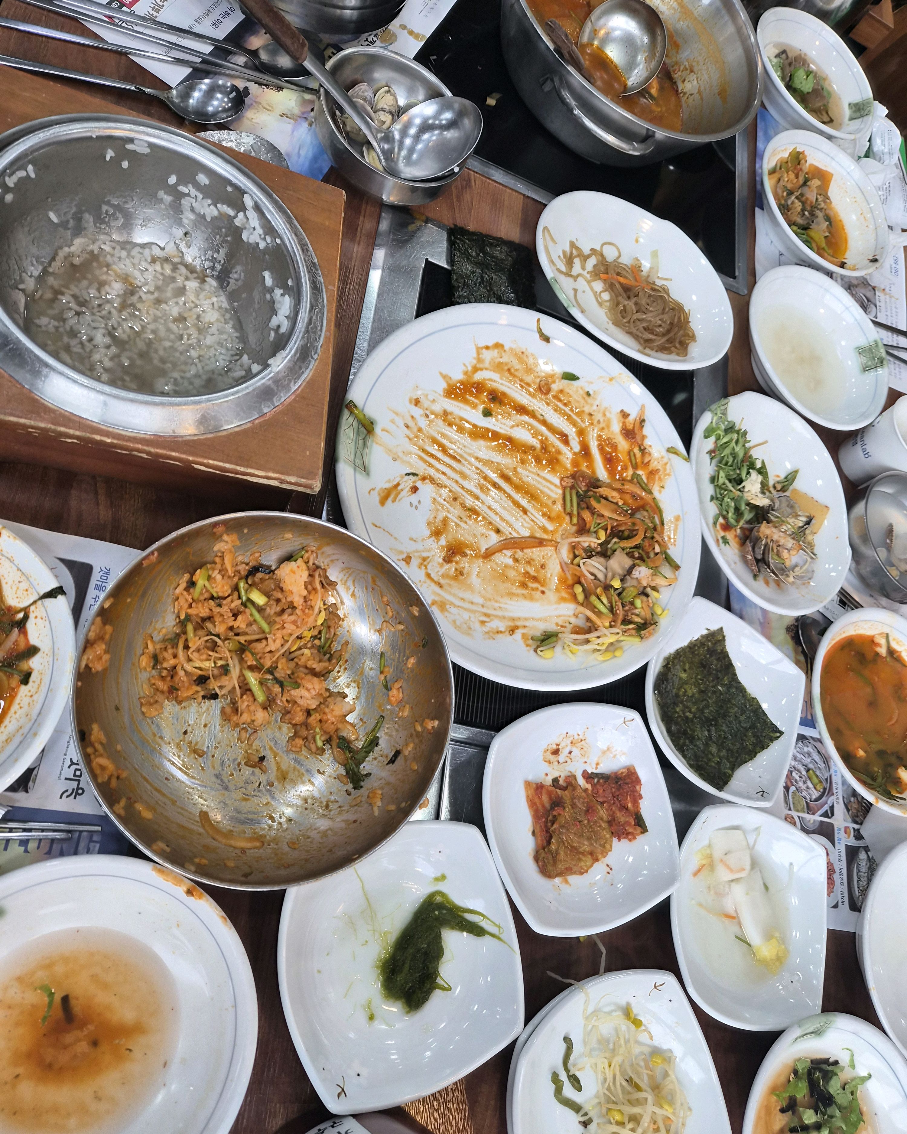 식사가 끝난 후의 테이블 모습