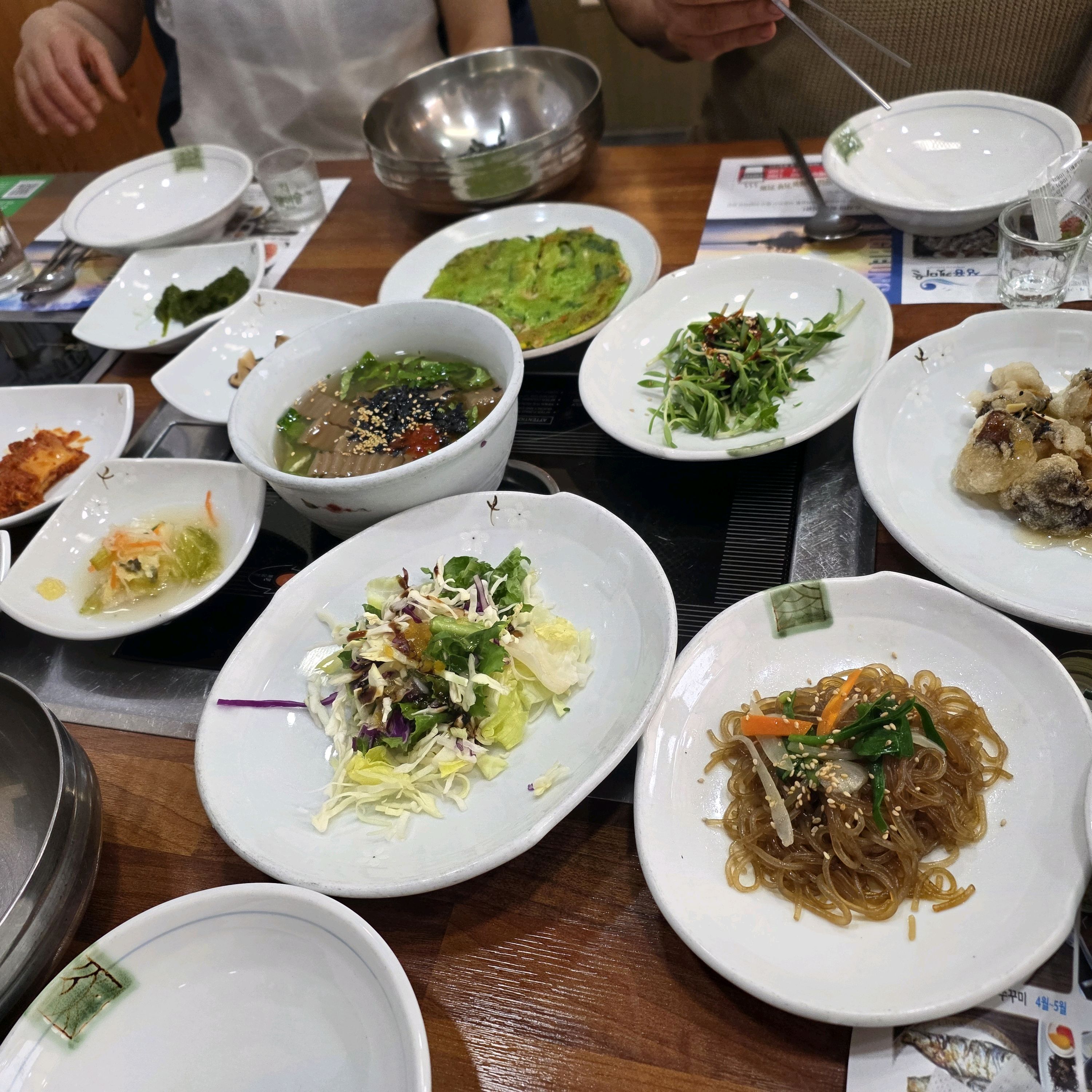 다양한 밑반찬이 차려진 식탁