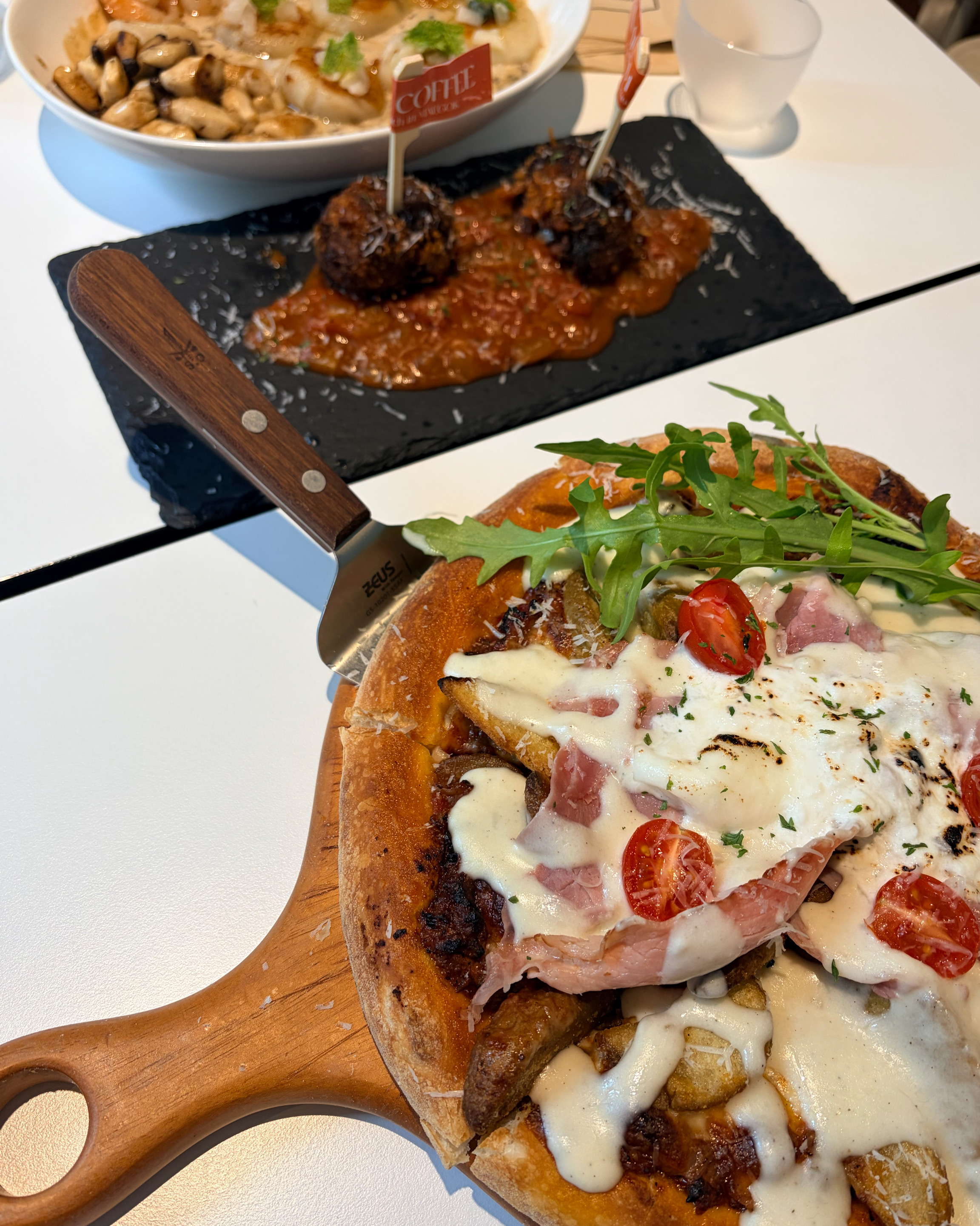 푸짐한 토핑이 올라간 피자, 햄과 감자, 치즈가 조화롭게 어우러짐