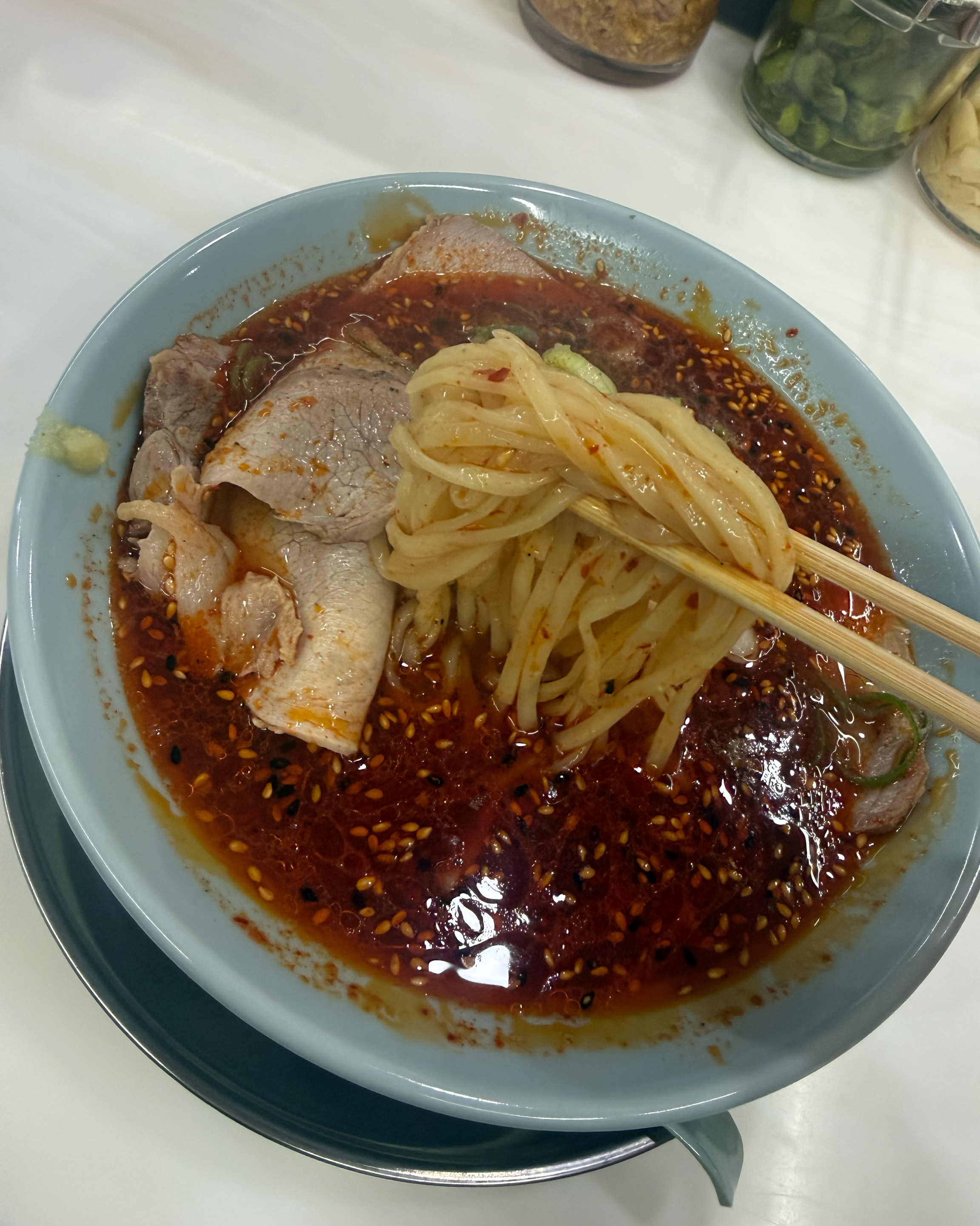 젓가락으로 집어 올린 라멘 면발