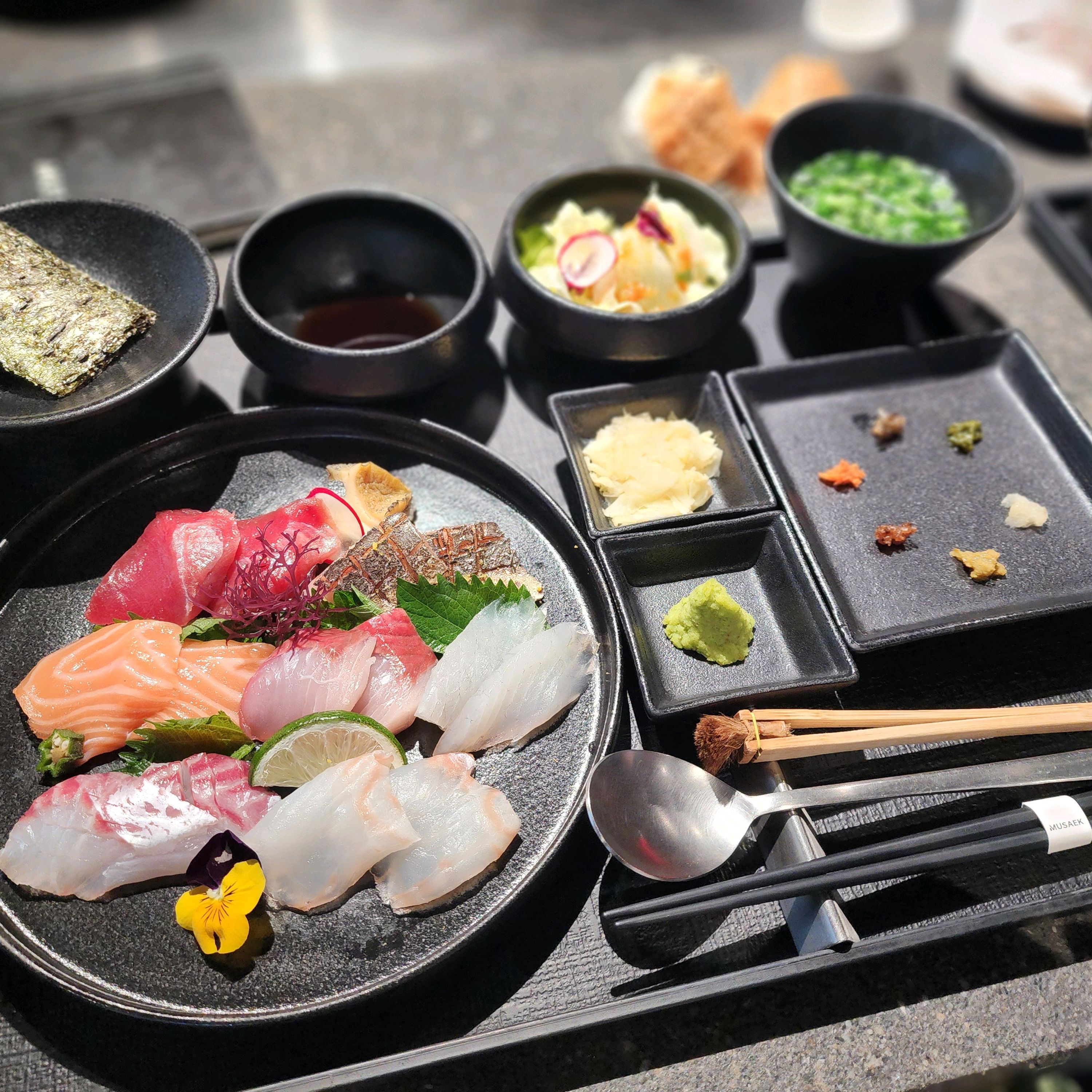 다양한 식재료와 곁들임 찬들이 정갈하게 차려진 모습