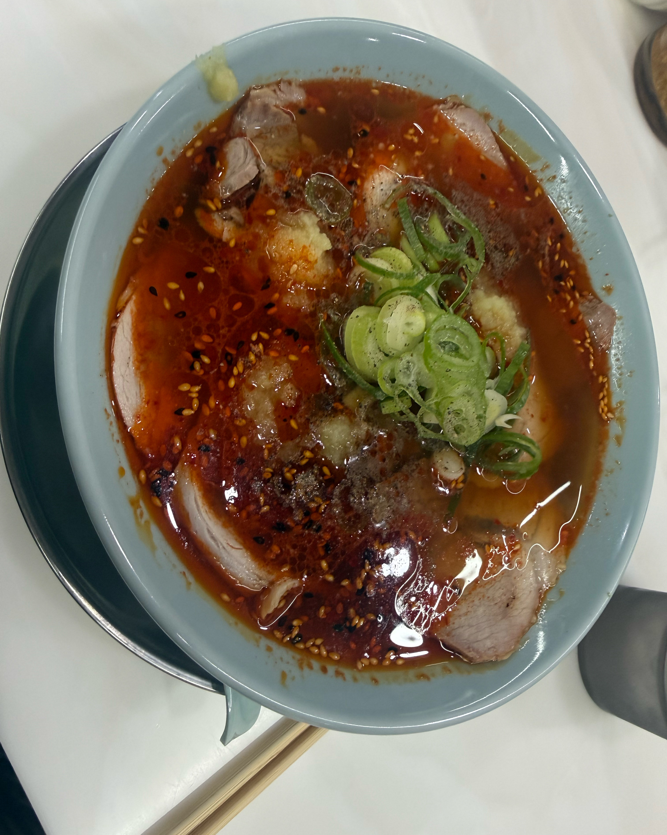 매콤해 보이는 라멘 국물