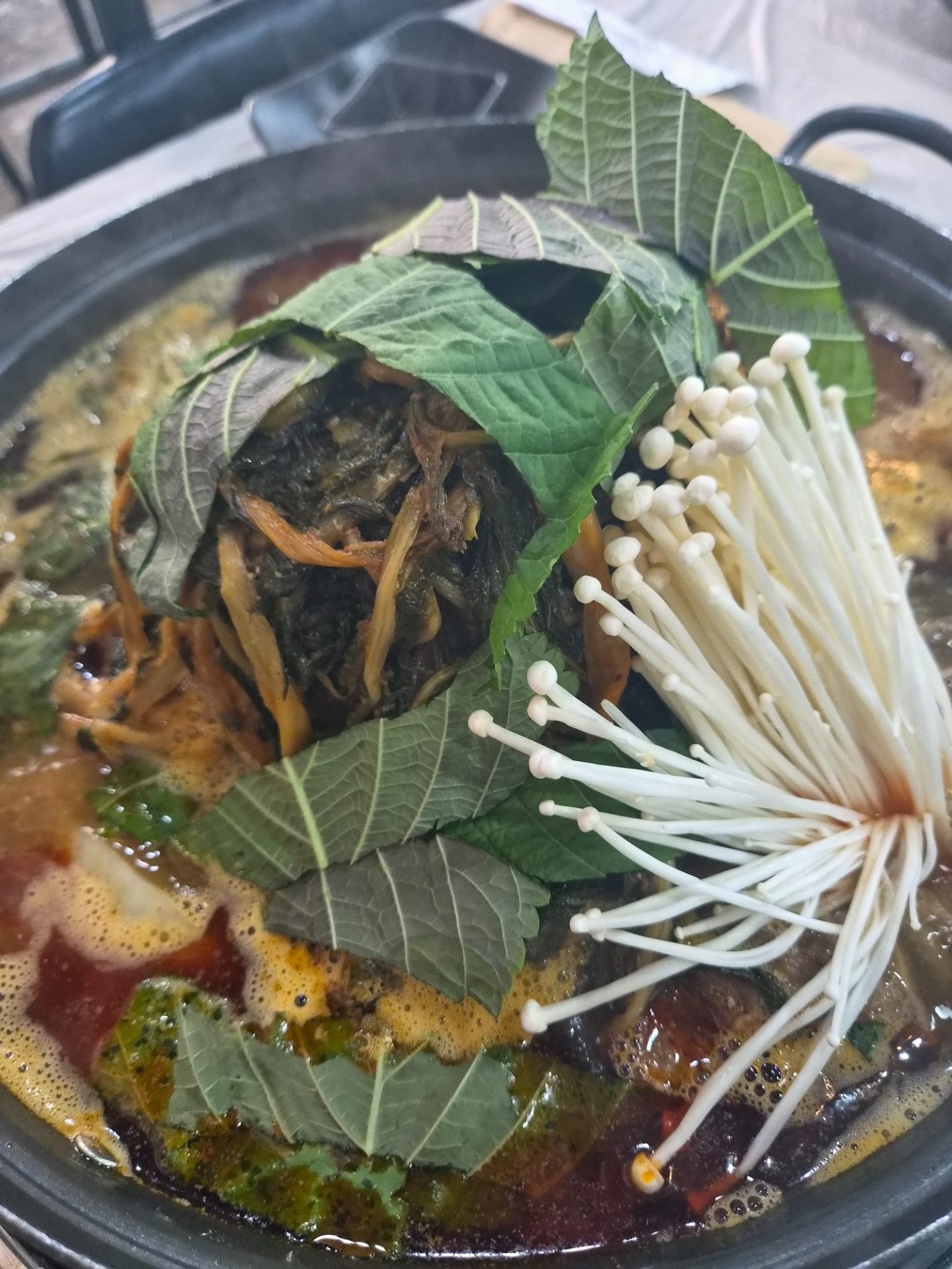 푸짐하게 차려진 식탁, 뼈구이와 감자탕, 샐러드, 밥 등이 보인다