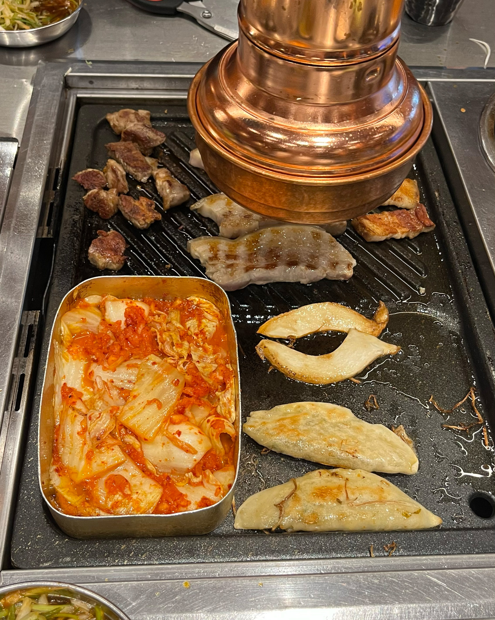 고기와 김치가 함께 익어가는 불판