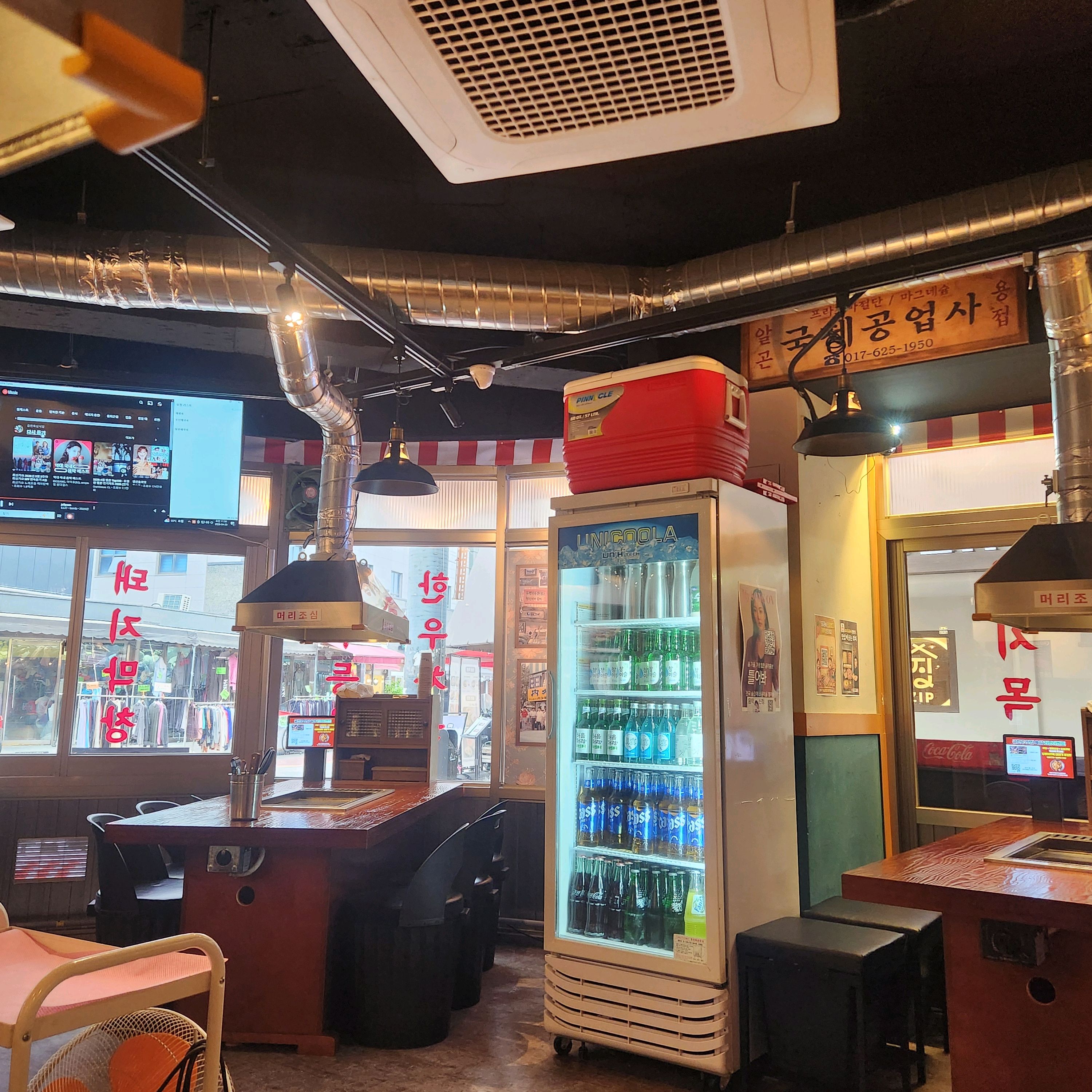 다양한 야채와 반찬들이 준비된 셀프바