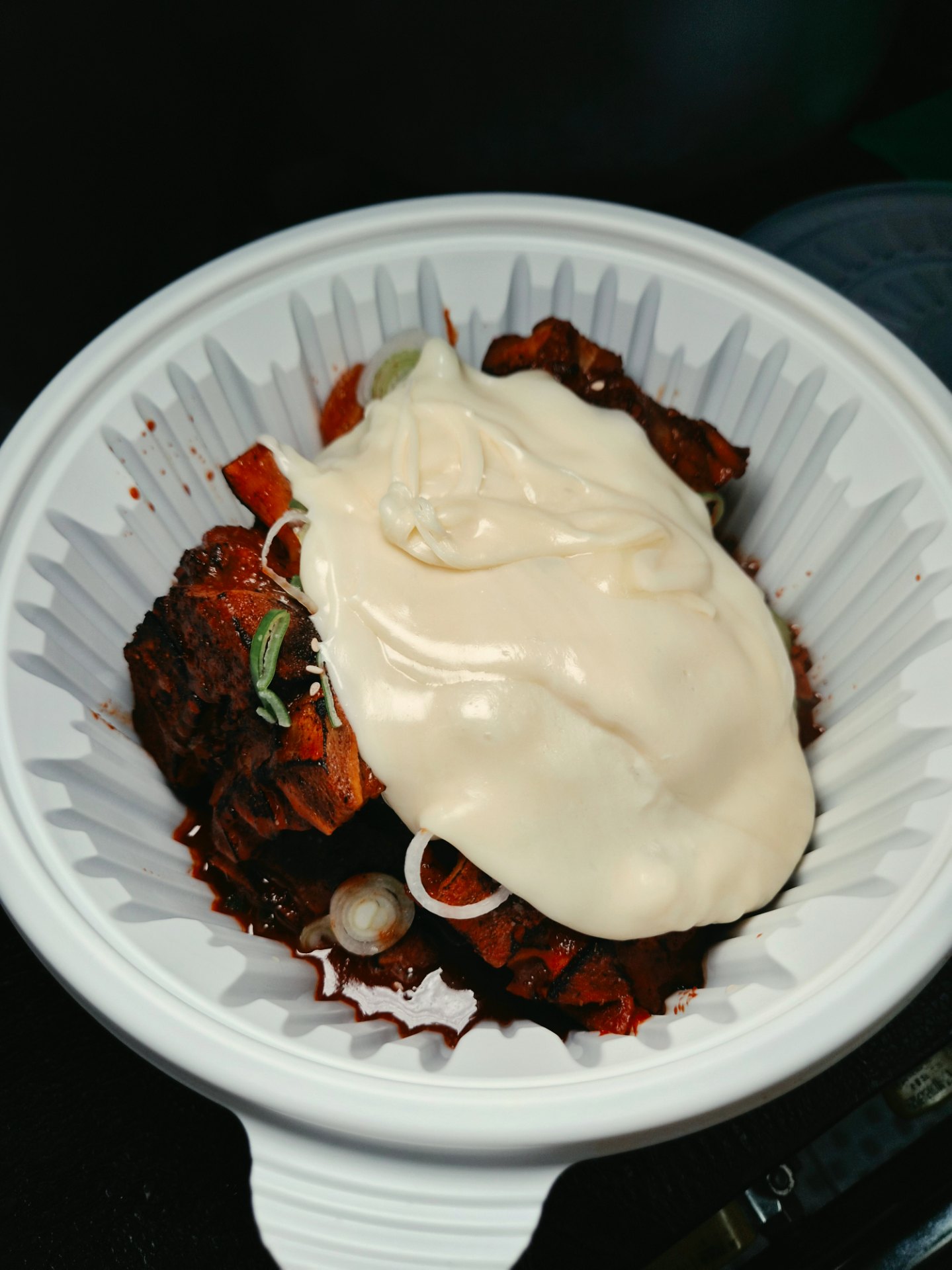 하얀 소스가 듬뿍 올라간 뼈구이 한 조각