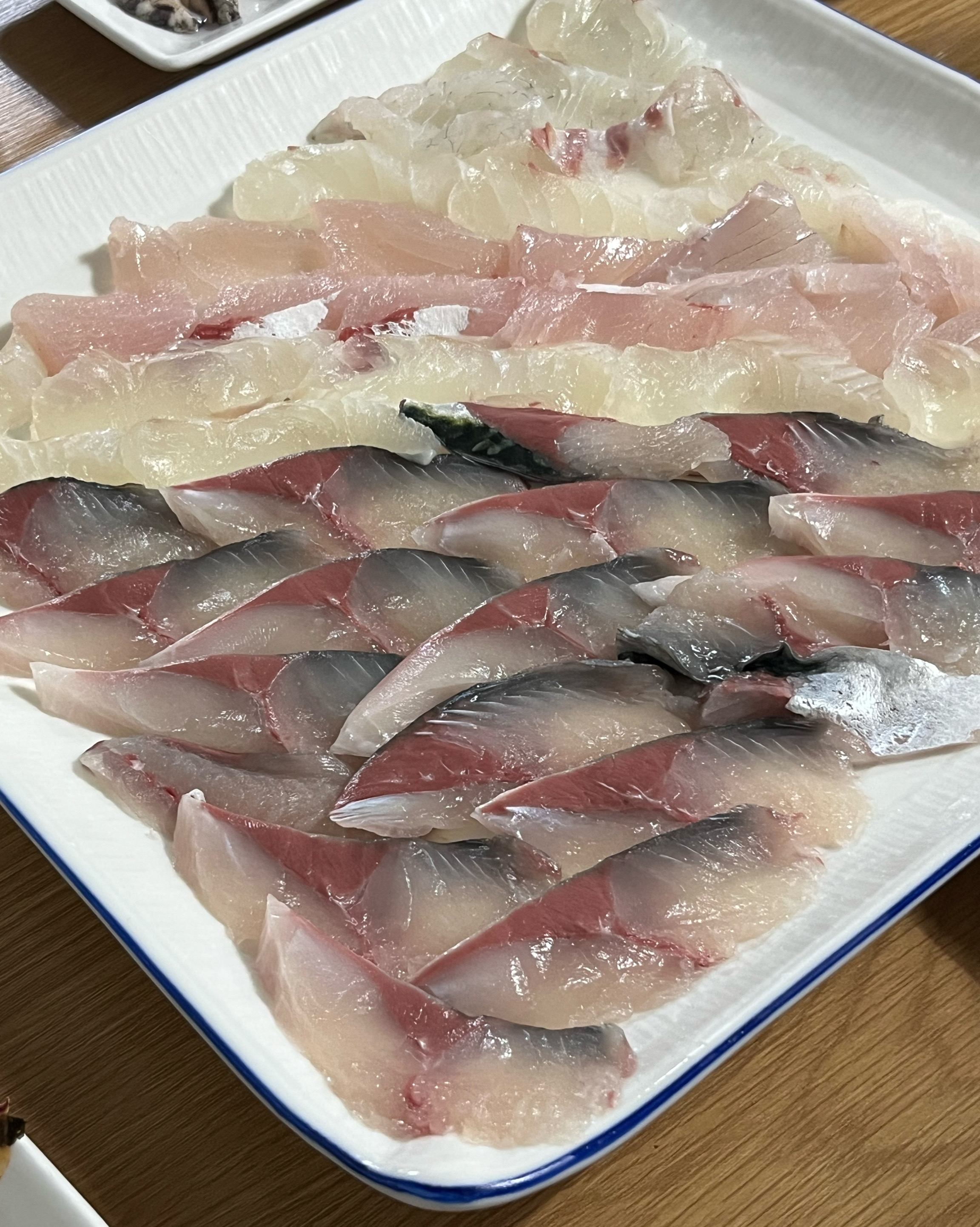 플레이팅된 회 전체 모습