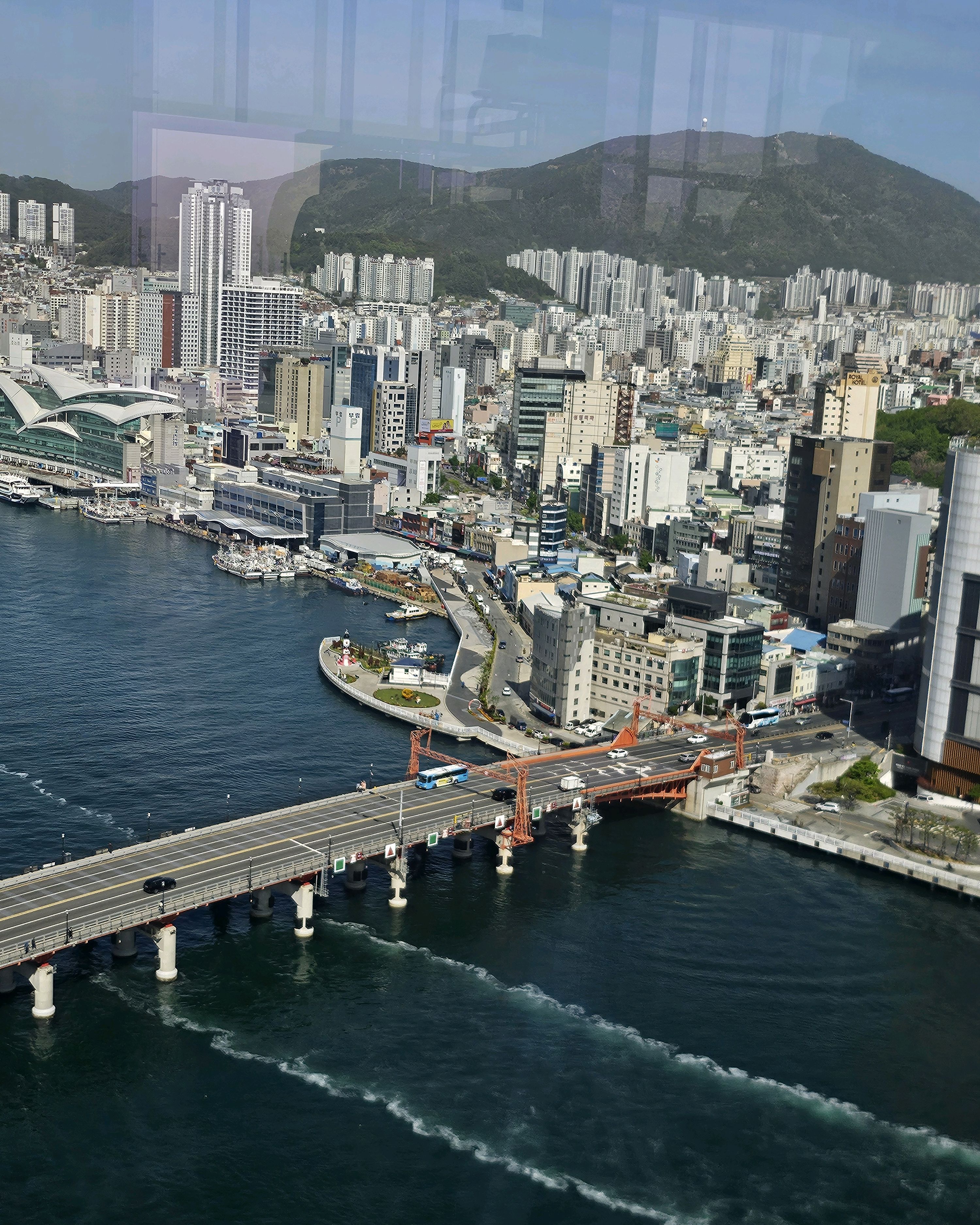 야경과 함께 보이는 도시 풍경