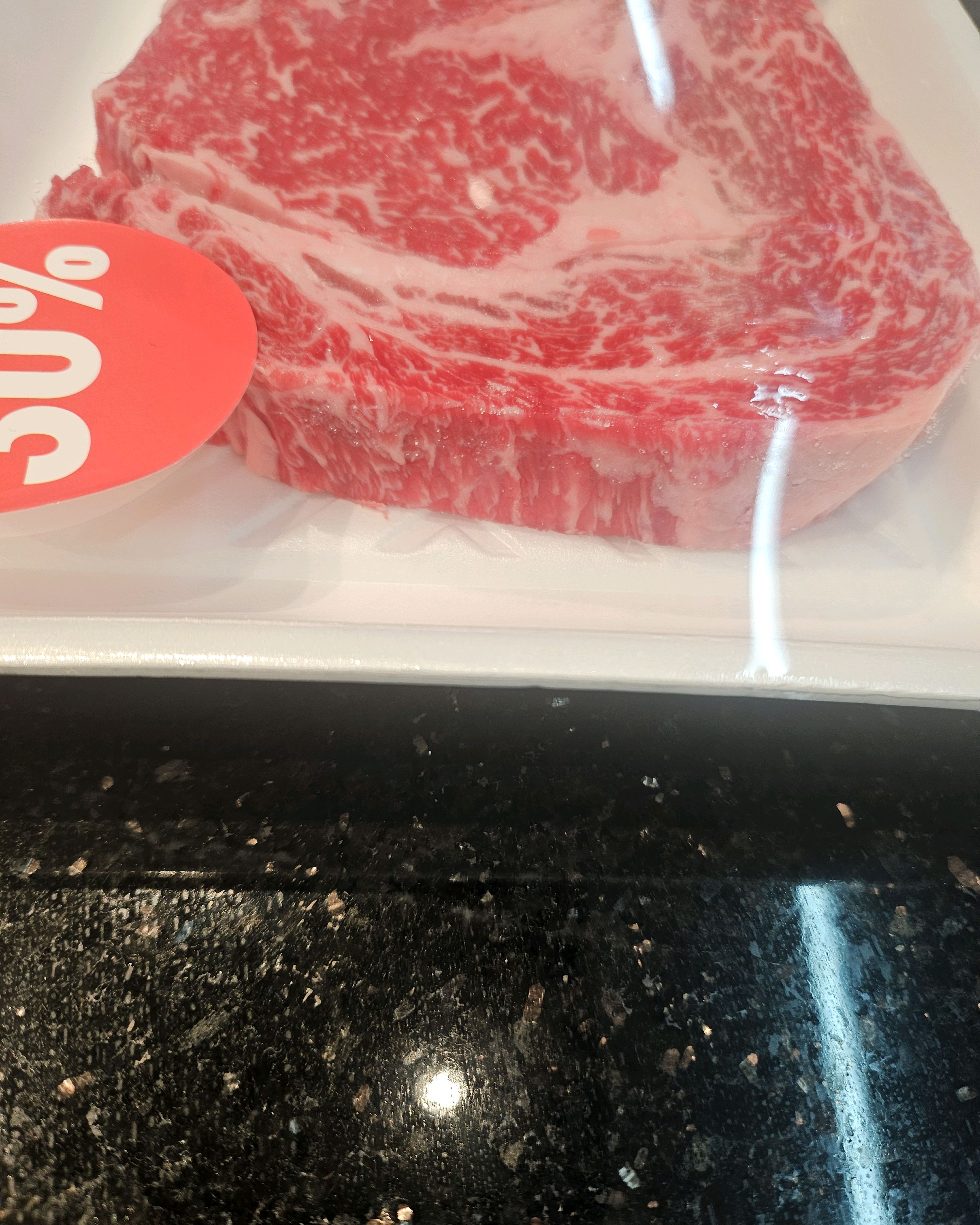 할인 행사 스티커가 붙은 횡성한우