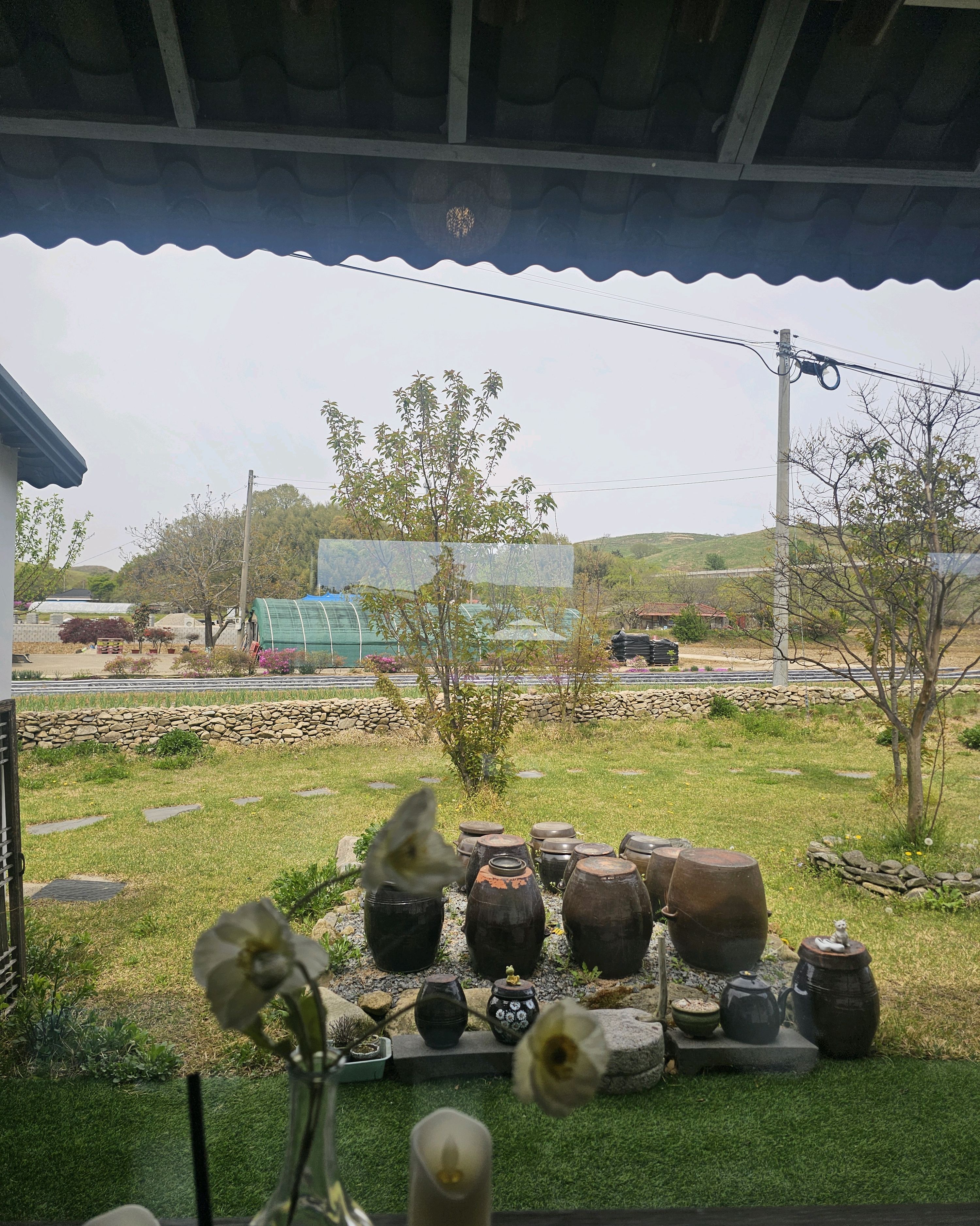 정원의 옹기들