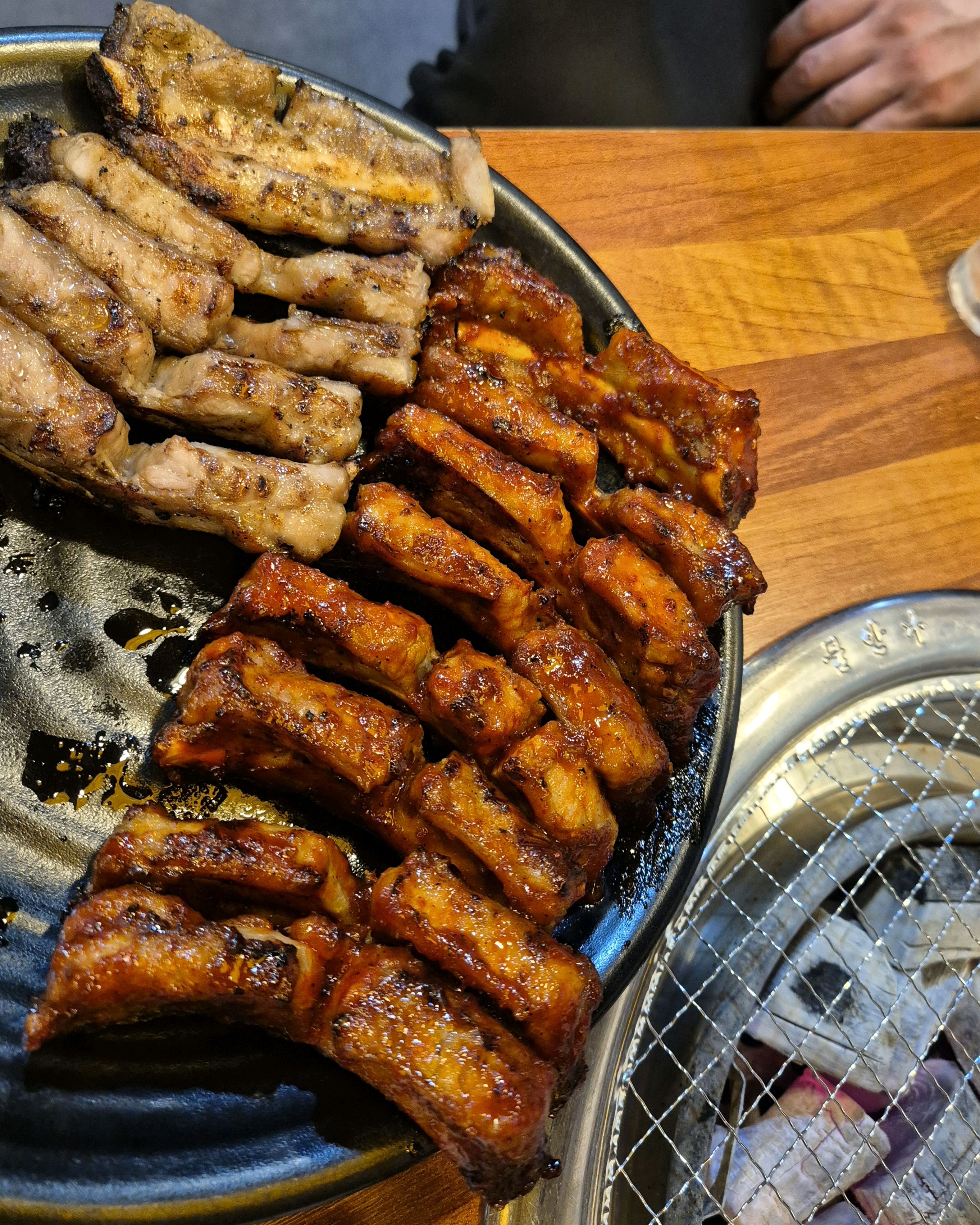 다양한 맛의 쪽갈비가 접시에 담겨 있다