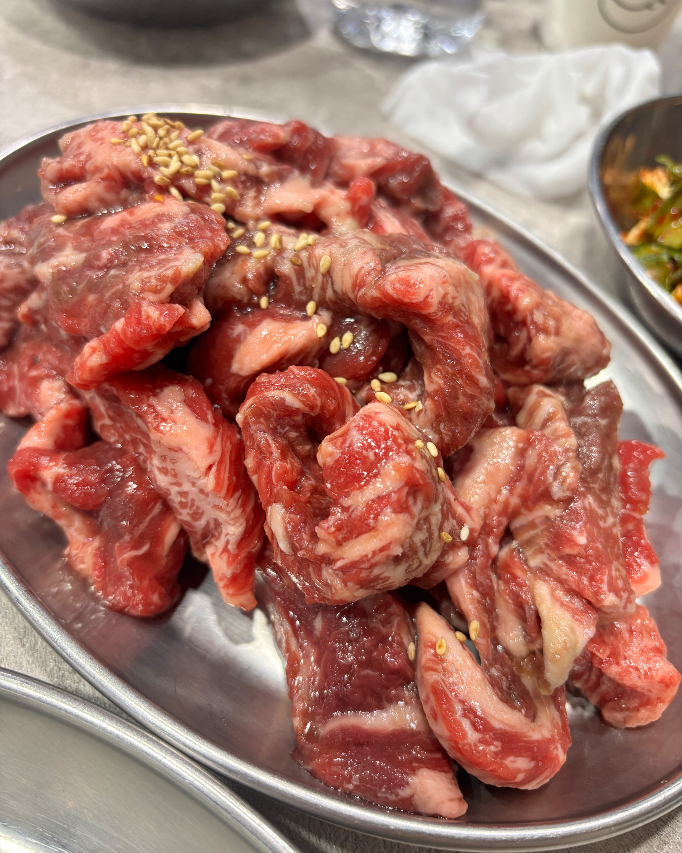 신선해 보이는 소갈비살 덩어리